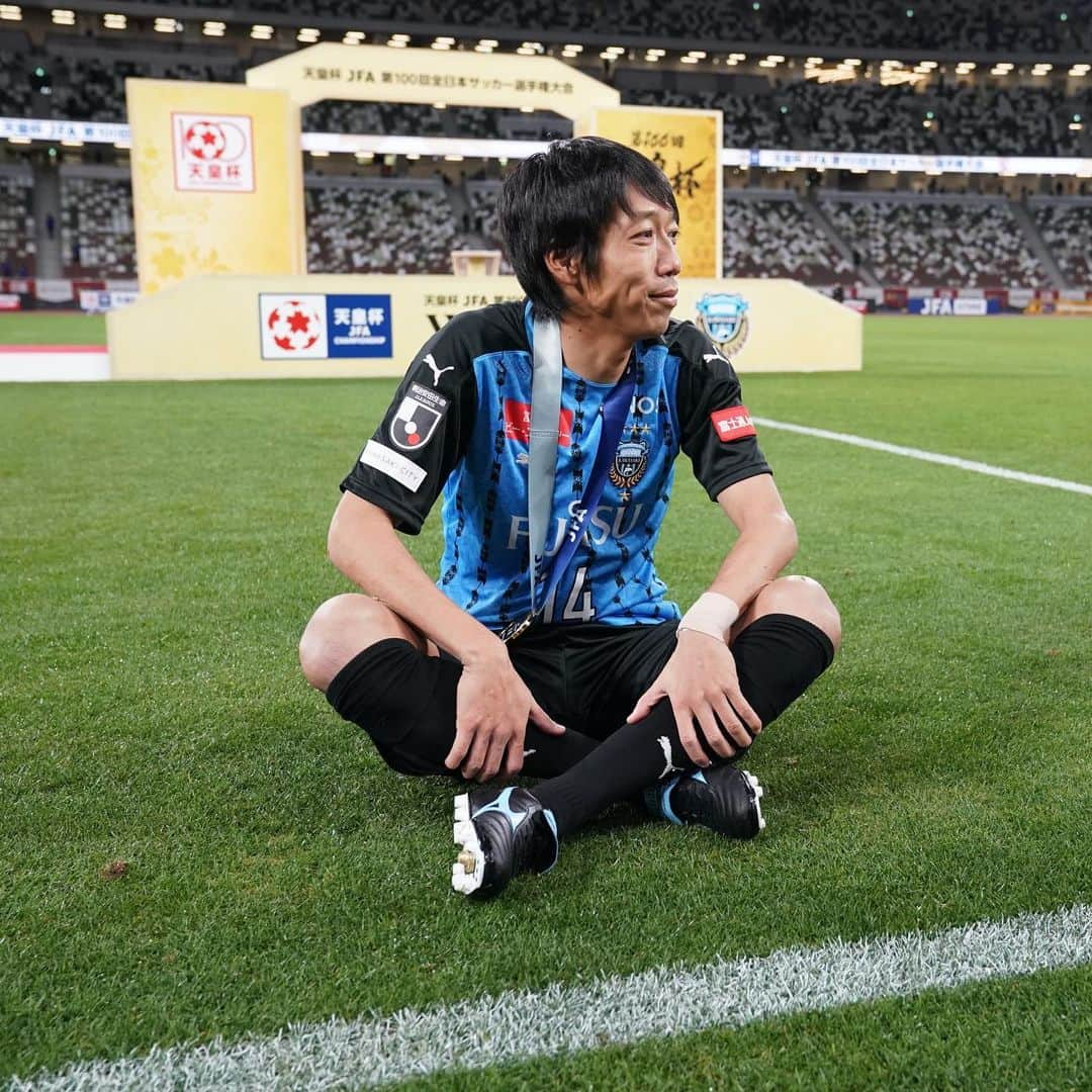 サッカーキングさんのインスタグラム写真 - (サッカーキングInstagram)「. 少しでもピッチの感触を確かめて  📷Photo by J.LEAGUE  #天皇杯  #中村憲剛 #kengonakamura  #引退 #お疲れ様でした #ありがとうございました #ケンゴありがとう  #川崎フロンターレ #frontale  #Jリーグ #jleague #j1 #j撮り #日本代表 #daihyo  #football #サッカーキング #⚽️ #サッカー」1月2日 11時54分 - soccerkingjp