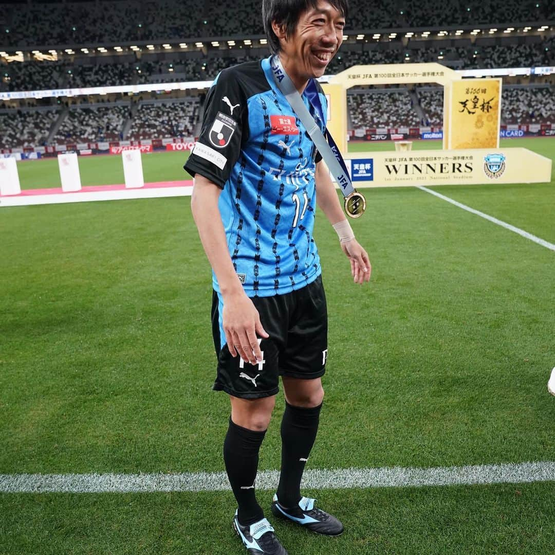 サッカーキングさんのインスタグラム写真 - (サッカーキングInstagram)「. 少しでもピッチの感触を確かめて  📷Photo by J.LEAGUE  #天皇杯  #中村憲剛 #kengonakamura  #引退 #お疲れ様でした #ありがとうございました #ケンゴありがとう  #川崎フロンターレ #frontale  #Jリーグ #jleague #j1 #j撮り #日本代表 #daihyo  #football #サッカーキング #⚽️ #サッカー」1月2日 11時54分 - soccerkingjp