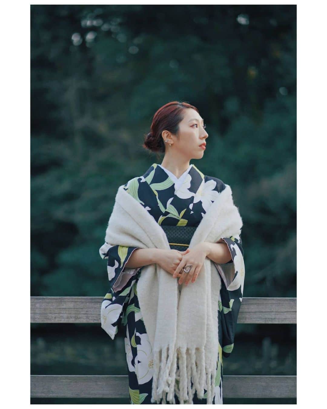 貴愛kwiae Officialのインスタグラム：「今年も明治神宮参拝のため 渋谷vasaraさんでお着物借りたよ✨💫 割と派手なお着物多いくて、 悩んだけど今回は初めての黒で😙🔥 着物の時は髪も着物に合わせて シンプルに大人ぽくするのが 私のオキテである。 ほんとは韓服着たいんだけど 寒すぎるので難しい。 元旦お着物は気が引き締まったな。 * * * * #kimono #ひっそりと見えるヒートテック #着物 #お正月」