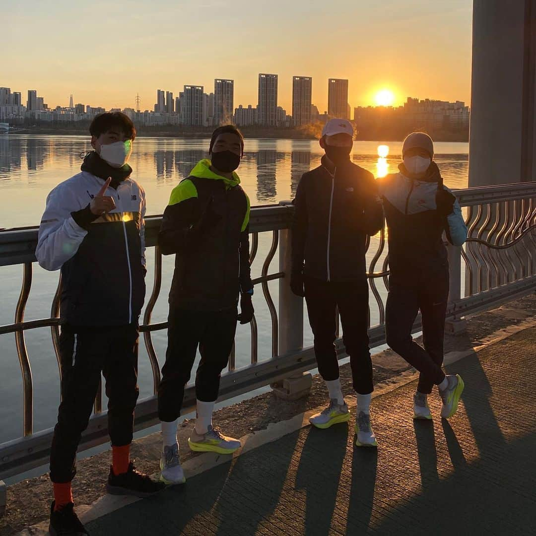 チョ・ウォニさんのインスタグラム写真 - (チョ・ウォニInstagram)「오늘도 어김없이🏃🏻‍♂️ 즐거운 주말보내세요🤗 #토요일 #새벽러닝 #20.21km #너무힘듦😭  #2021km #1월 #도전 #한강 #해돋이  #대한민국 #화이팅 #💪  #꾸준함이답이다  #장호준 #조원희 #션 #이영표  @leesiyoung38 누나 얼른와🤙」1月2日 11時56分 - wonhee06