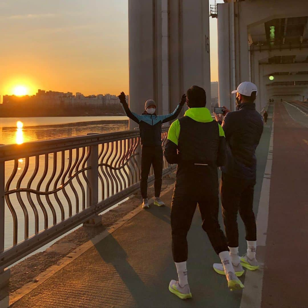 チョ・ウォニさんのインスタグラム写真 - (チョ・ウォニInstagram)「오늘도 어김없이🏃🏻‍♂️ 즐거운 주말보내세요🤗 #토요일 #새벽러닝 #20.21km #너무힘듦😭  #2021km #1월 #도전 #한강 #해돋이  #대한민국 #화이팅 #💪  #꾸준함이답이다  #장호준 #조원희 #션 #이영표  @leesiyoung38 누나 얼른와🤙」1月2日 11時56分 - wonhee06