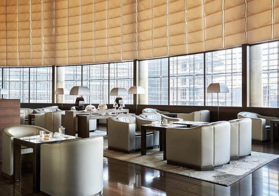Vogue Taiwan Officialさんのインスタグラム写真 - (Vogue Taiwan OfficialInstagram)「#VogueTravel 義大利精品品牌Giorgio Armani在杜拜的「Armani Hotel Dubai」距離市中心不遠的地理位置優勢，搭配義式時尚設計空間，備受許多品味人士喜愛，高挑的空間搭配透明落地窗，可以眺望杜拜的百萬美景，房間不僅維持時尚質感，也加入許多溫暖的木質色調，營造舒適愜意的住宿環境，酒店內也有多樣化的主題餐廳供選擇，夜晚更可到高空餐廳一邊享用美食，一邊欣賞璀璨夜景。  #杜拜 #飯店 #酒店 #dubai #hotel @armanihoteldxb   🖋#wendych」1月2日 11時59分 - voguetaiwan