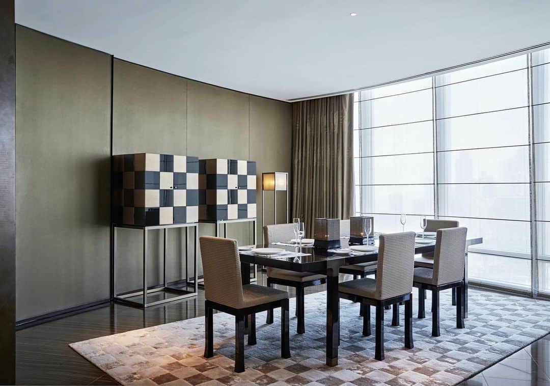 Vogue Taiwan Officialさんのインスタグラム写真 - (Vogue Taiwan OfficialInstagram)「#VogueTravel 義大利精品品牌Giorgio Armani在杜拜的「Armani Hotel Dubai」距離市中心不遠的地理位置優勢，搭配義式時尚設計空間，備受許多品味人士喜愛，高挑的空間搭配透明落地窗，可以眺望杜拜的百萬美景，房間不僅維持時尚質感，也加入許多溫暖的木質色調，營造舒適愜意的住宿環境，酒店內也有多樣化的主題餐廳供選擇，夜晚更可到高空餐廳一邊享用美食，一邊欣賞璀璨夜景。  #杜拜 #飯店 #酒店 #dubai #hotel @armanihoteldxb   🖋#wendych」1月2日 11時59分 - voguetaiwan