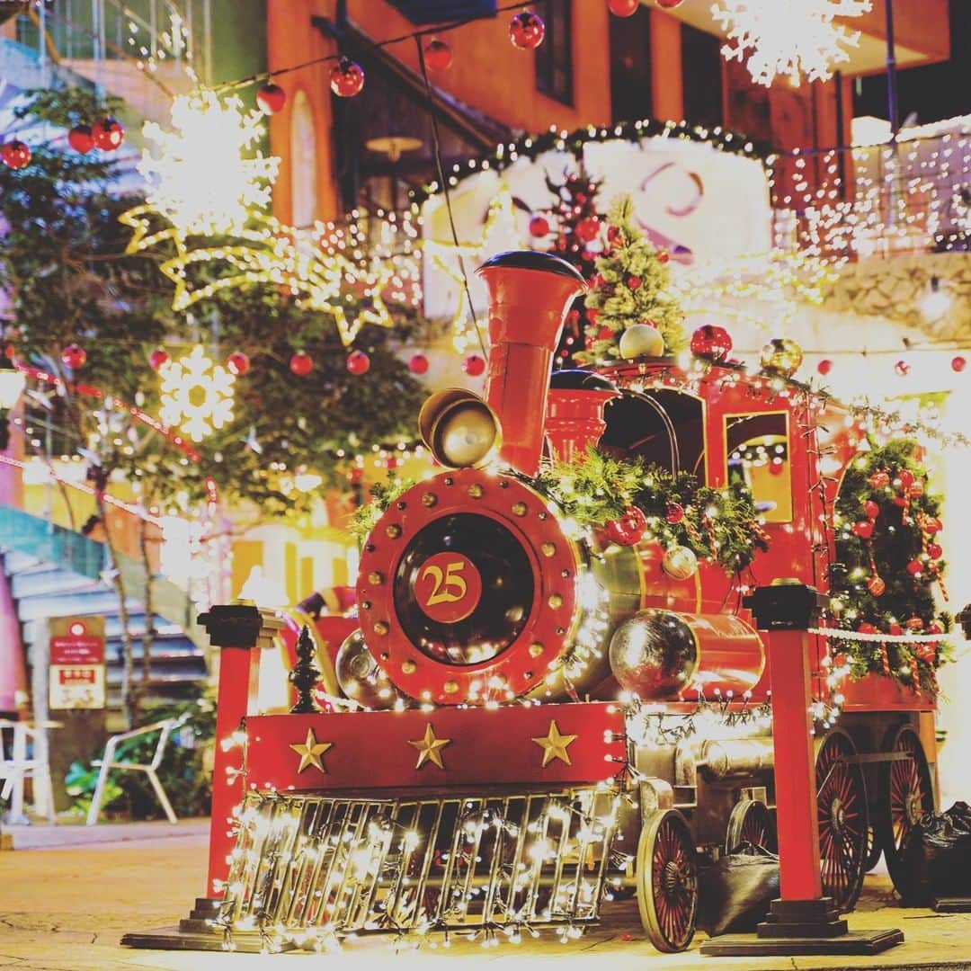 のインスタグラム：「📷✨写真コンテストはじまってます✨📷 . 沖縄にいる写真好きのみなさーん！ . 沖縄電力さんがデジタル写真コンテストを 開催してますよー^ ^✨ (大賞に選出された方には 〝商品券5万円分〟と賞状が贈られるコンテスト！） . 【 ①暮らし、②夜景、③沖縄 】をテーマとした 「ひかりの風景」作品をご応募ください^ ^ . 受賞作品は作品展などでの展示や、 沖縄電力ホームページ、会社案内など 各種媒体に掲載されますので、 みなさんが腕によりをかけたご自慢の写真、 ドシドシご応募くださいねー^ ^！ . ストーリーズに詳細や応募フォームがある ページを載せてます^ ^！ _______________________________________________________ おきでん「ひかりの風景」デジタル写真コンテスト ・応募期間　2020年12月1日(火)〜2021年1月31日(日) ・募集対象 電気が作り出す「ひかりの風景」を被写体とした作品 テーマ ①暮らし　②夜景　③沖縄　 _______________________________________________________ ※応募規定やその他詳細は Webで「沖縄電力　ひかりの風景」を検索、 ご確認ください ^ ^ _______________________________________________________ #PR #ひかりの風景 #沖縄電力 #japan #okinawa #沖縄 #おきなわLikes #写真 #フォト #イルミネーション #夜景 #写真好きな人と繋がりたい」