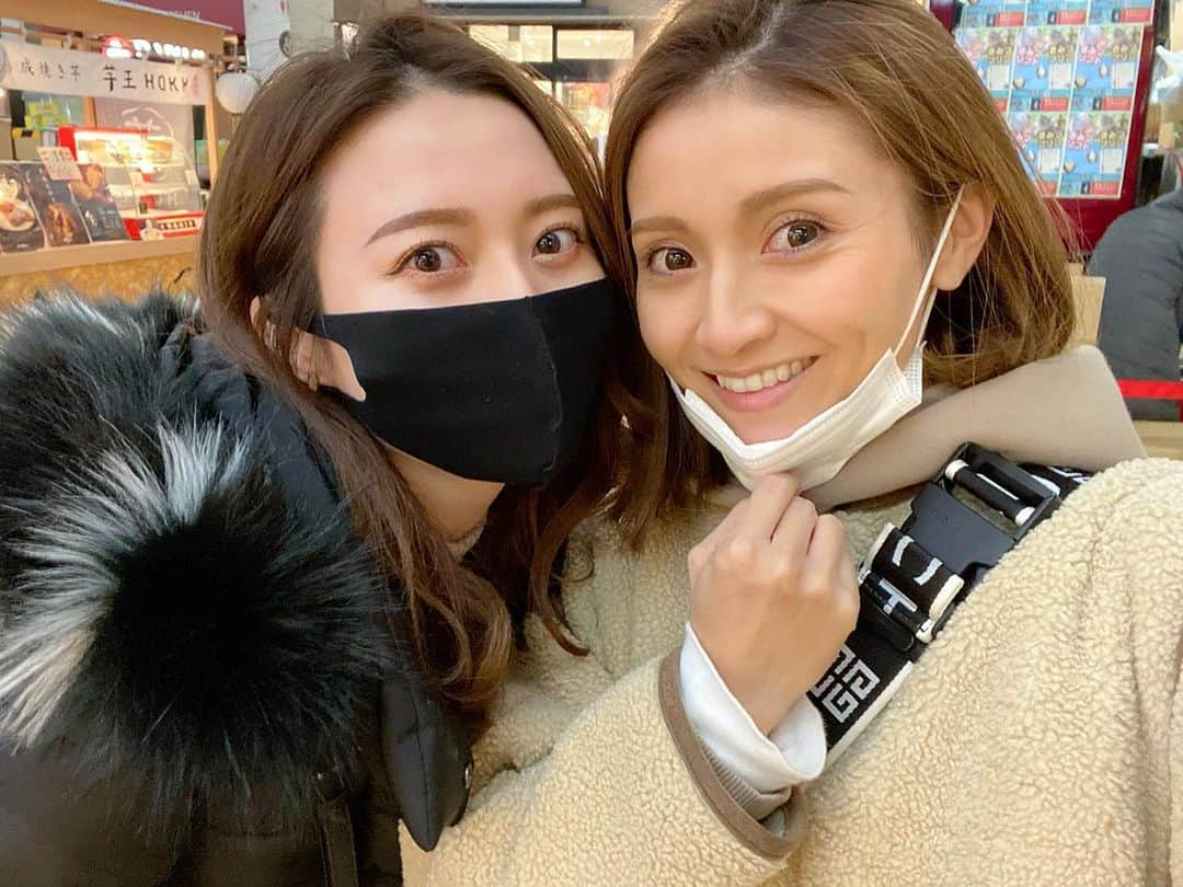 村田莉のインスタグラム：「1年ぶりの地元で新年を迎えました☺️✨ 久しぶりに帰ったら新しいお店が出来ていたり知らないことだらけでビックリ🤣19歳になってすぐに上京し一人暮らしを始めたので、地元を離れて丁度丸10年💡 時が経っても、地元で「まり？」って話かけてくれる人達がいて嬉しい反面、みんな私の記憶が子供で止まっているから「大人になったね‼︎」って言ってくれるけど、私もうだいぶいい大人なんですね🥲🥲笑 . #明けましておめでとうございます  #地元 #千葉 #酒々井 #健康で明るい一年になりますように #새해복많이받으세요」