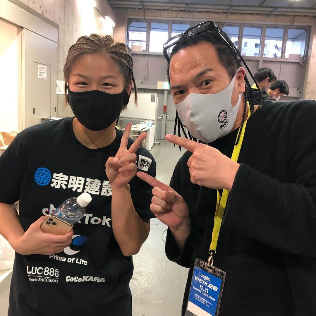 やべきょうすけさんのインスタグラム写真 - (やべきょうすけInstagram)「RIZIN.26 見事な勝利をおさめた 浅倉カンナ選手  試合後、声をかけさせてもらったが… 本人は「スタンディングでの打ち合いを意識しすぎて…」っと試合を振り返っていました。  選手は皆、KO・一本勝ちを狙っているわけだが… お互いのレベルやファイトスタイルによっては当然、判定試合もあるし、秒殺試合も生まれる！  あい選手との試合で課題を見つけて直ぐに自分の分析を出来るのは流石だと思いました！  今年、RIZE女子スーパーアトム級タイトル戦を見据えての今後のカンナ選手の動きにも注目していきたいと思います！  それにしても！ リングの上で闘うカンナ選手は、いつも、その存在感から大きく見える！ リングを降りたら笑顔を絶やさない可愛い女の子に戻る！ このギャップがおじさんにはたまらん！ww こんな娘ちゃんがいたら怪我とか心配だが… とても幸せなことでしょう！  ※もう完全に親目線っていうか親戚のおっちゃん目線です！ww  これからも仲の良い家族とジムの皆さんと共に目指す高みへ駆け上がっていく姿を見届けていきたいと思います！  #rizin26 #rizinbackstage  #浅倉カンナ 選手  #やべきょうすけ  カンナ選手のコーンロウ… とても似合ってますな〜！ うん！カワイイくてカッコいいですぞ！ 俺もコーンロウしてみたくなった！ww」1月2日 12時12分 - yb4ksk