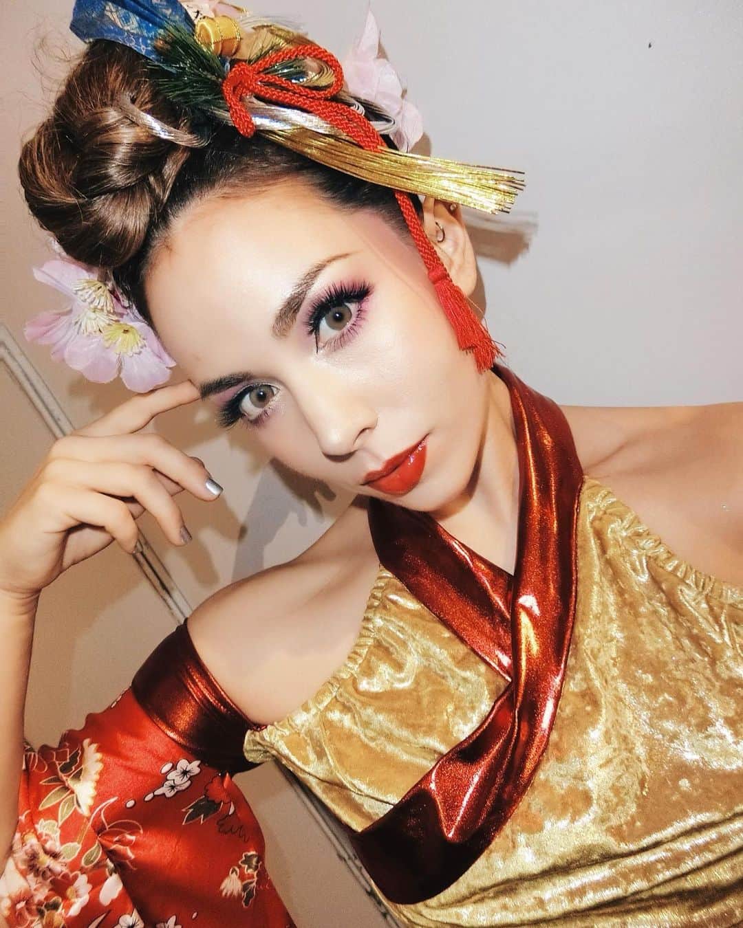 LuCyCoのインスタグラム：「👘🎍  あけましておめでとうございます  ⛩🌅  2021. 03.20 in Tokyo とあるプロジェクト進行中なのです。  情報解禁まで しばしお待ちを  to be continued...🦦  #kimonostyle  #japanesekimono  #kimonofashion  #tokyo #dancerfashion  #newyearfashion  #blachery」