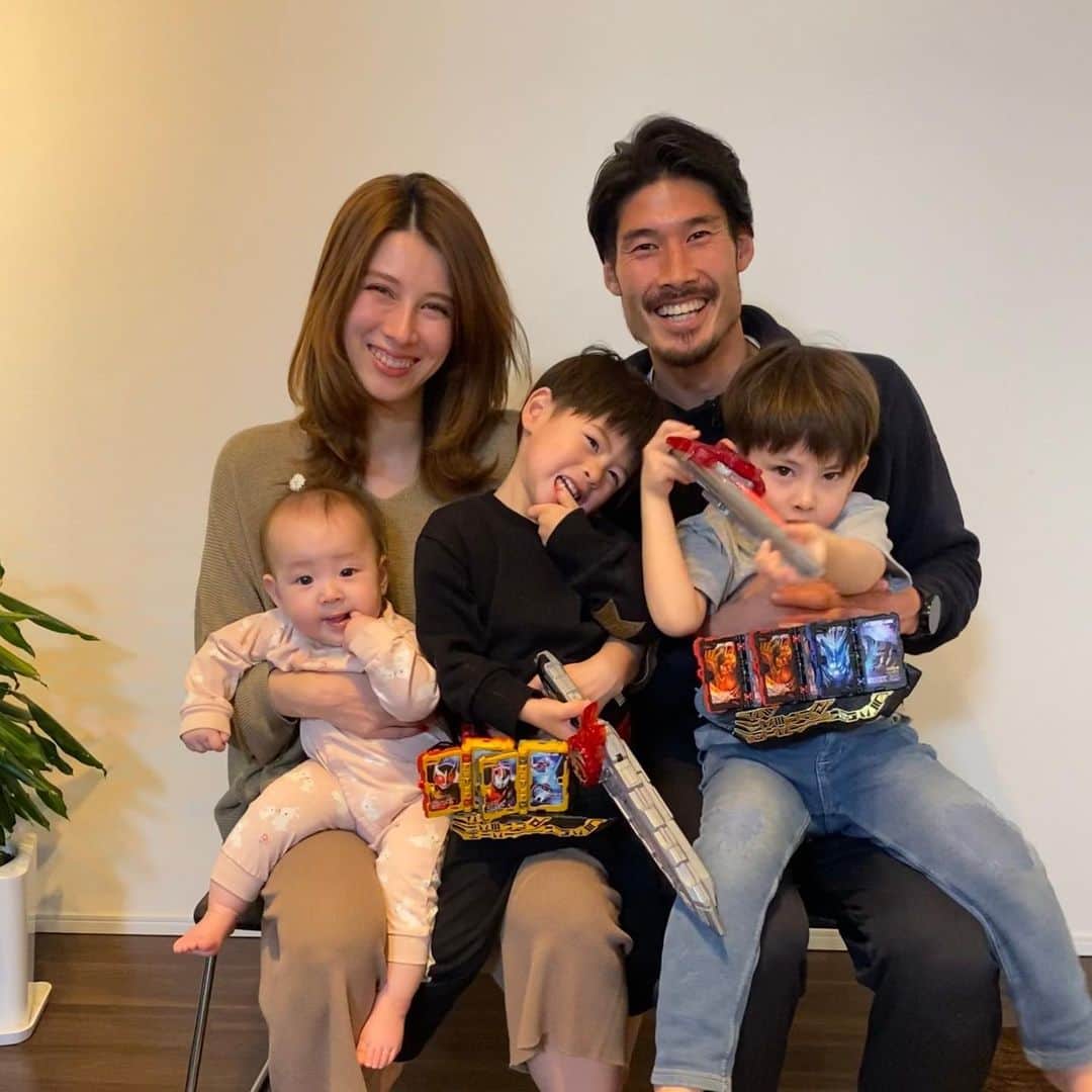 鈴木大輔さんのインスタグラム写真 - (鈴木大輔Instagram)「2021年もよろしくお願いします！！ 今年は新しい挑戦を楽しみます。 皆さんにとって幸せな1年となりますように。  #鈴木家 #家族共々よろしくお願いします」1月2日 12時13分 - 4daisuke4