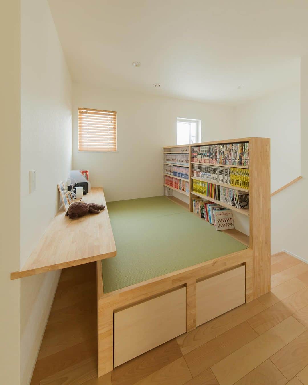 ルポハウス一級建築士事務所さんのインスタグラム写真 - (ルポハウス一級建築士事務所Instagram)「・ ・ ・ 階段を上がると畳にごろんと寝転べる和の空間。 ・ 壁を有効利用した本棚と、ＰＣやお子様の勉強スペースにも ちょうどいい便利なカウンターも設置。 ・ ・ ・ 𓐌𓐌𓐌𓐌𓐌𓐌𓐌𓐌𓐌𓐌𓐌𓐌𓐌𓐌𓐌𓐌𓐌𓐌  ルポハウスの施工事例はこちらまで☞ @reposhouse  𓐌𓐌𓐌𓐌𓐌𓐌𓐌𓐌𓐌𓐌𓐌𓐌𓐌𓐌𓐌𓐌𓐌𓐌 #ルポハウス は#ちょっとかっこいい家 を"友人のために" という思いでつくっています。 一生に一度の#マイホーム。 「あなたにしかできない」×「ルポハウスだからできる」で、 私たちだけの#家づくり を思いっきり楽しんでみませんか？！ ・ ・ ・ #住宅 #注文住宅 #新築一戸建て #住まい #シンプルな暮らし #デザイナーズ住宅  #一級建築士事務所 #設計事務所 #滋賀 #大津 #草津#畳コーナー #畳スペース #pcスペース #造作本棚 #小上がり畳 #畳下収納 #2畳」1月2日 12時10分 - reposhouse