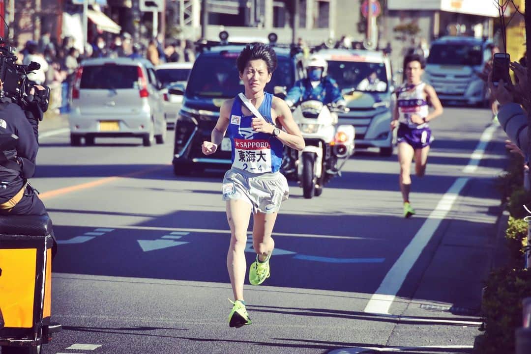東海大学（公式）のインスタグラム：「【箱根駅伝4区】 #佐伯陽生 選手が6位で西田選手へタスキリレー🏃‍♂️✨ トップと2分20秒差です！ 西田選手3度目の5区山登り💪 4年生の意地を見せましょう🎽 引き続き #東海大学 の応援をよろしくお願いします🙏 (写真提供＝陸上競技部駅伝チーム) #GoTOKAI #箱根駅伝2021 #東海大学 #佐伯陽生」
