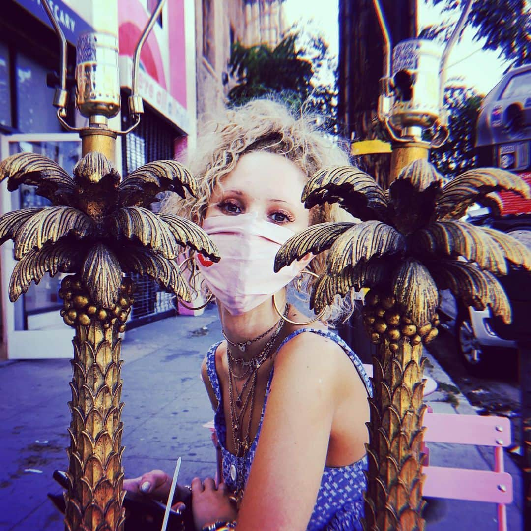 ジュノー・テンプルのインスタグラム：「Here’s to a new one. Sending mad love out there. Happy 2021✨」