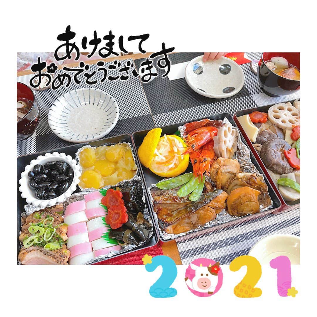 のインスタグラム：「新年明けましておめでとうございます！  2021年が明るくて優しい一年になりますように。 毎日天気がよくていい年になりそうな予感です😆  家族でのんびり過ごしています。 おせちとお雑煮があるとお正月気分になりますね🍀 (半分は詰めただけですが...笑)  今年もどうぞ宜しくお願いします！  #2021 #謹賀新年」