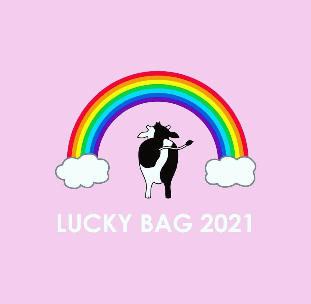 のインスタグラム：「新年おめでとうございます☻︎  プティローブノアーの福袋的なお楽しみ袋。 　 『Lucky Bag 2021』♫　 　 元気に出発いたしました・・・・♡ 　　 ・ 　 ご縁良きラッキーバッグ  こころにぎゅっとくるものを  見つけていただけたらうれしいです。  #earrings  #earring  #earcuff  #earcuffs  #pearlearrings  #pearlearring #hoop  #hoopearrings  #pearlnecklaces  #pearlnecklace #フープピアス  #フープイヤリング  #イヤリング #イヤカフ #イヤーカフ  #ノンホールピアス  #ピアスに見えるイヤリング  #アクセサリー好き  #アクセサリー好きさんと繋がりたい  #アクセサリー好きな人と繋がりたい  #パールイヤリング #福袋  #luckybag  #lucky #福袋2021」