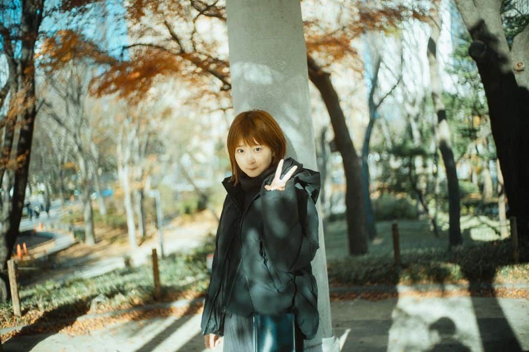 のインスタグラム：「シカコと初詣なう的な感じで鑑賞してみてどうぞ⛩🍶 #バーチャル初詣 #2021 #賀正 #ピース #vsign  #実際は全然初詣関係ない写真 #絶妙に恥ずかしそうな顔してる #お母さんに撮ってもらった中学生男子みたいな顔してる #お年頃31歳 #シカコ #shikaco #小鹿 #시카코  #久保ユリカ #kuboyurika #久保百合花 #쿠보유리카  #onepiece #ZARA #downjacket #UNIQLO photo by #さるくん @yuukisaruta」