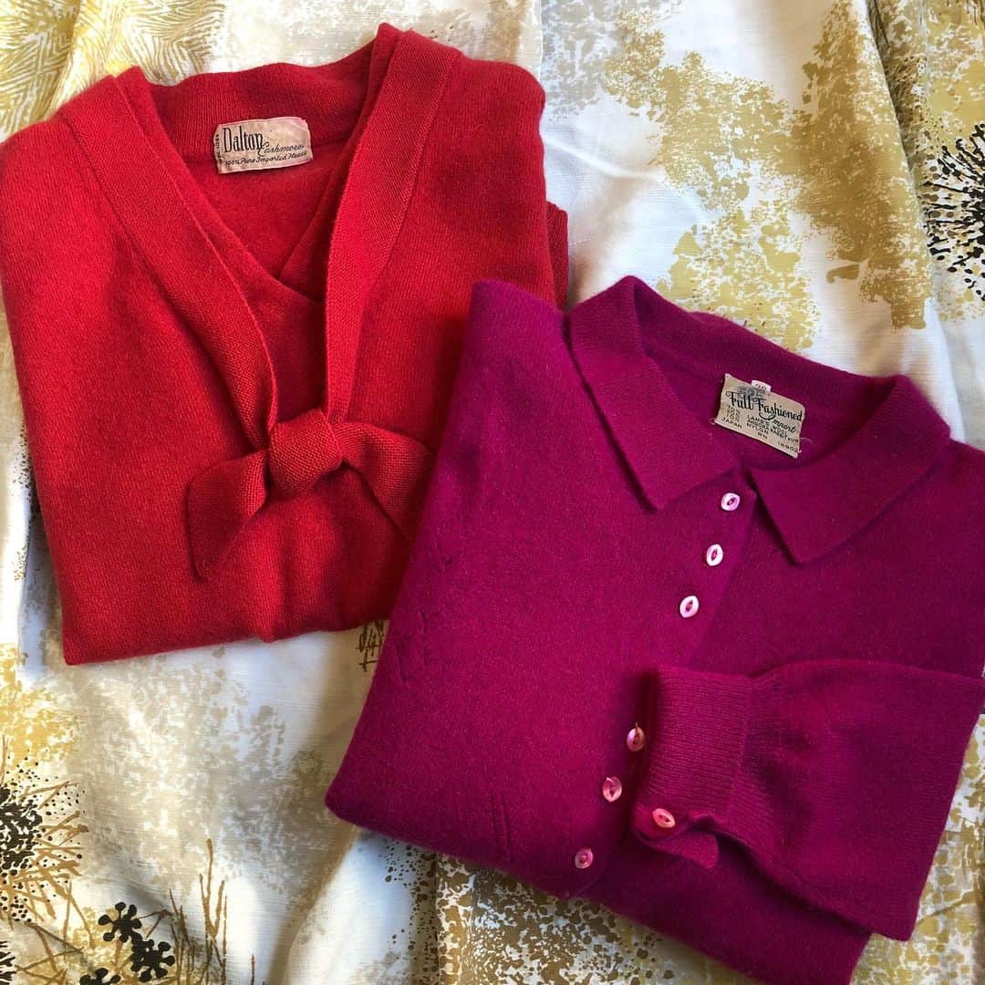 NUTTY Vintage&Collectibleのインスタグラム：「🎍🎊NEW YEAR SPECIAL ARRIVAL🎊🎍  ☑︎vtg 50's "Dalton" red knit blouse ☑︎vtg 50's pink design button knit blouse  📣新年スペシャル入荷➿➿🐩  色鮮やかなニットブラウス入荷いたしました💐  ┈┈┈┈┈┈┈┈┈┈┈┈┈┈┈┈┈  🎉2021🌅新春初売りSALEのお知らせ🎉 1/2(月)12:00〜1/17(日)  🎍新着商品を含む店内チケットのついたアイテム10%OFF〜50%OFF！ 🎍⭕️1/2,3,4の3日間限定⭕️お会計時にさらに10%OFF！ 🎍⭕️ONLINE STORE⭕️上記3日間限定！ 《NEW YEAR SPECIAL COUPON》 10%OFFクーポンコード【nyspc2021】 （対象） ▶︎VINTAGE ONLINE STORE ▶︎SELECT BOUTIQUE ONLINE STORE 新着アイテムも一部掲載いたします🐮♥️  店頭＆ONLINE STORE共にどうぞお楽しみ下さい🔜  ┈┈┈┈┈┈┈┈┈┈┈┈┈┈┈┈┈ 【年末年始営業時間】 ┈┈┈┈┈┈┈┈┈┈┈┈┈┈┈┈┈ 1/1(金) お休み 1/2(土) 12:00-20:00 初売りOPEN/SALE🎉 1/3(日) 11:00-20:00 1/4(月) 11:00-20:00 1/5(火) 〜普通営業 ┈┈┈┈┈┈┈┈┈┈┈┈┈┈┈┈┈」