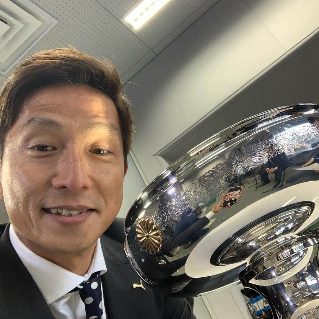 福西崇史さんのインスタグラム写真 - (福西崇史Instagram)「天皇杯のカップが目の前に🏆😳 . 記念すべき第100回天皇杯決勝の解説🎤 ありがとうございます😊 . 川崎フロンターレの優勝おめでとうございます㊗️ . #カップは触ってませんから #合間にサッと自撮り #天皇杯決勝 #nhk #soccer #解説 #仕事始め #窓なくて顔面冷え冷え #新国立競技場 #川崎フロンターレ #ガンバ大阪 #ポートレートおじさん #福西崇史 #感謝」1月2日 12時26分 - takashi_fukunishi