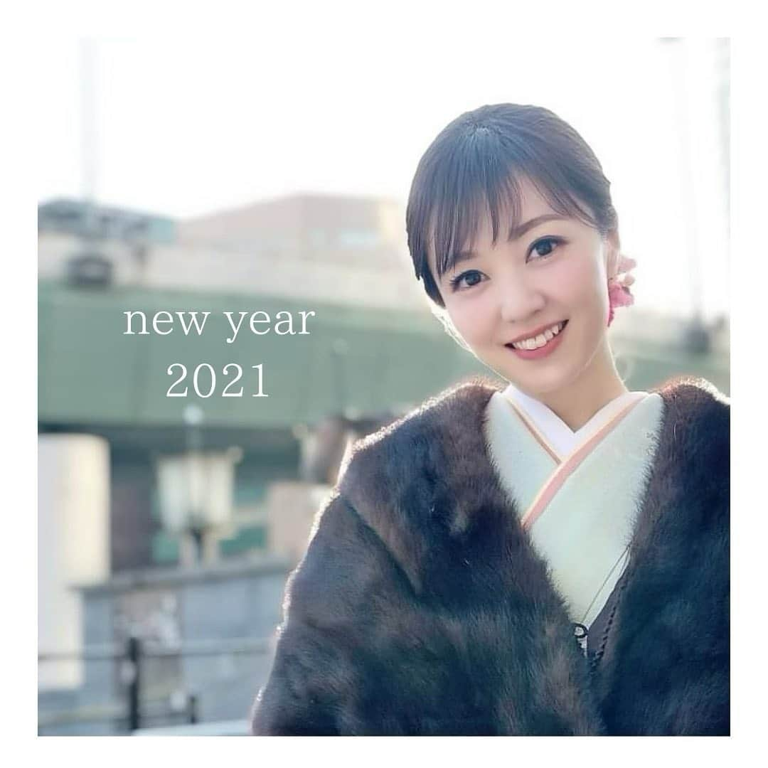 山本裕美さんのインスタグラム写真 - (山本裕美Instagram)「【今年の目標】 . . 昨年の私の目標は 「固」でした。 足元を固め、様々なことを見極めること . . 予期せぬ状況の中 これ以上にないくらい 傷つけられたこともありましたが . お陰で 大切な人も、モノも、方向性も 明確に見極めることができました。 . . 「Think different」 行き詰まった時には 一呼吸おいて、 少し違う考え方をしてみる。 . 私が大切にしてきた言葉です。 . . . あとは前進あるのみ。 . 2021年は「進」を目標に 「前進」「進化」の年になりますように。 . . 自分を信じて。 皆様に感謝して。 . 本年も よろしくお願いいたします。 . . . #2021 #2021年 #新年挨拶 #今年の漢字 #今年の目標 #今年の漢字一文字 #今年もよろしくお願いします #新年 #謹賀新年 #謹賀新年🎍 #newyear #ahappynewyear #着物 #着物コーディネート  #着物コーデ #着物女子 #着物でお出かけ #着物撮影 #着物ヘア #新年 #mc #司会 #司会者 #関西司会者 #MC山本裕美 #披露宴司会 #結婚式司会  #ブライダルMC #ブライダル司会」1月2日 12時27分 - hiromi_yamamoto_mc