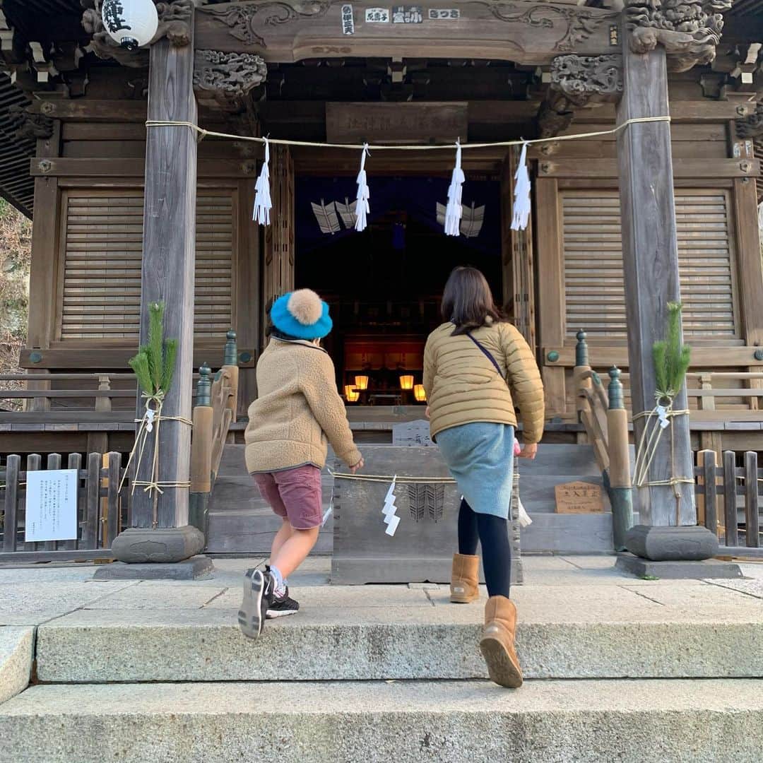 クリス智子さんのインスタグラム写真 - (クリス智子Instagram)「元日、いつもの神社に初詣。 清々しい。  我が家の大吉ボーイは、なぜか元日から、 ベレー帽にハマっております。  私のベレー帽軍から気に入ったのを取り出して。 今年はどこに向かっていく気でしょう🙄✨  平成飛び越え令和というのに、 昭和感否めません😂」1月2日 12時38分 - chris_tomoko