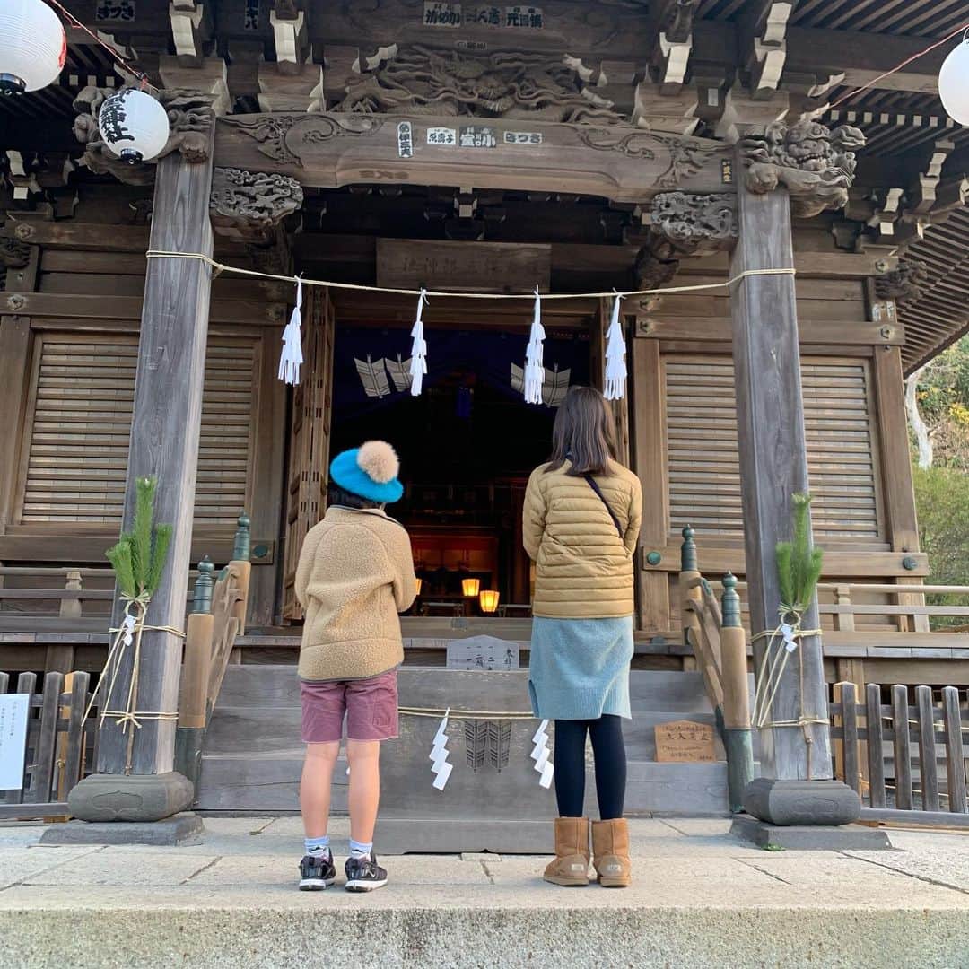 クリス智子さんのインスタグラム写真 - (クリス智子Instagram)「元日、いつもの神社に初詣。 清々しい。  我が家の大吉ボーイは、なぜか元日から、 ベレー帽にハマっております。  私のベレー帽軍から気に入ったのを取り出して。 今年はどこに向かっていく気でしょう🙄✨  平成飛び越え令和というのに、 昭和感否めません😂」1月2日 12時38分 - chris_tomoko