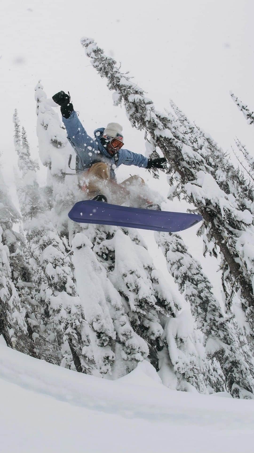 アナログクロージングのインスタグラム：「This episode follows the limited-edition Backseat Driver from production to powder and features Burton x @mountaindew team riders @travelindan, @redgerard, @_juliamarino and some serious pow surf action. This One World Episode reflects the partnership between Burton and MTN DEW® and our like-minded commitment to snowboarding. 📍: baldfacelodge  Learn more about these limited edition boards via link in bio.」