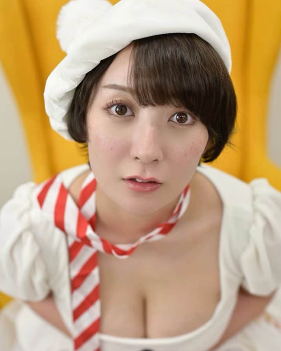 紺野栞さんのインスタグラム写真 - (紺野栞Instagram)「. お雑煮にして食べますか？ それとも小豆たっぷりのぜんざい？ . いや、誰がお餅や！！！！！！ (一応雪だるまのコスプレです⛄️❄️) おはこん！！！！！！ . . . #グラビア #gravure #그라비아  #일본 #sexy #섹시 #japanesegirl  #japan  #love #followme #sexy  #swimwear #水着 #likeforlikes  #グラドル #グラビアアイドル」1月2日 12時33分 - shiooo1023
