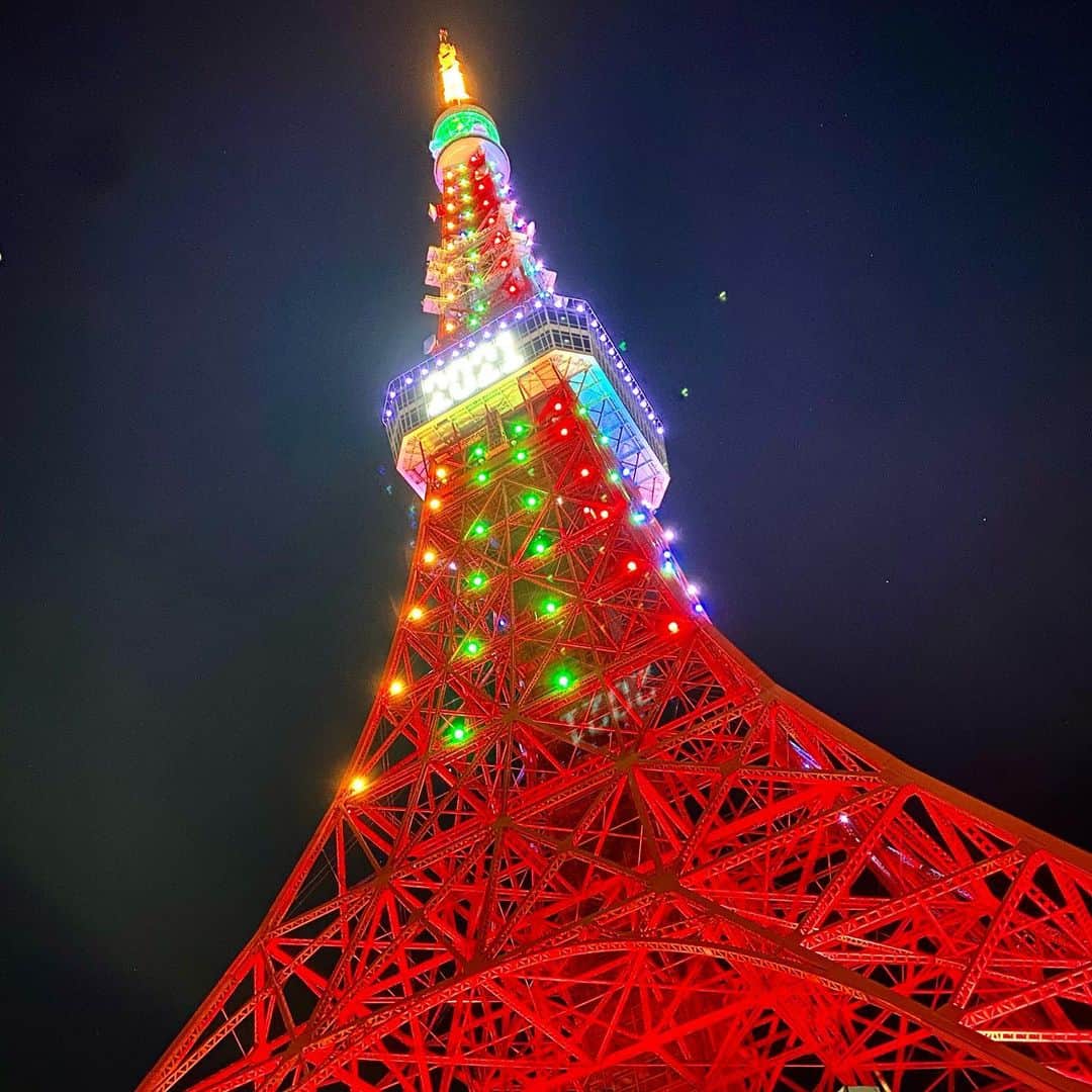 リョウマエダのインスタグラム：「あけましておめでとうございます⛩ 今年もよろしくお願いします！ なんかめっちゃキレイ✨  #新年#2021#東京タワー#インスタ映え#ライトアップ#イルミネーション#大イルミネーション#大イルミネーションと繋がりたい#大イルミネーションに繋がりたい#人間イルミネーション#なんだそれ」