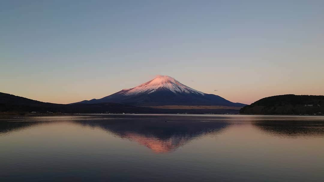 祥太慶太チャンネル【公式】のインスタグラム：「明けましておめでとうございます  年末に更新できなくごめんなさいm(_ _)m  YouTubeを更新しますが、祥太と慶太の2人は出ていません。 今回は山中湖に行って2021年1月1日の初富士。 紅富士と逆さ富士を撮ってきましたので見て下さい。 3倍速で約8分の映像になります。  #初富士 #紅富士 #逆さ富士 #赤富士 #山中湖 #YouTube #祥太慶太チャンネル #斉藤祥太 #斉藤慶太」