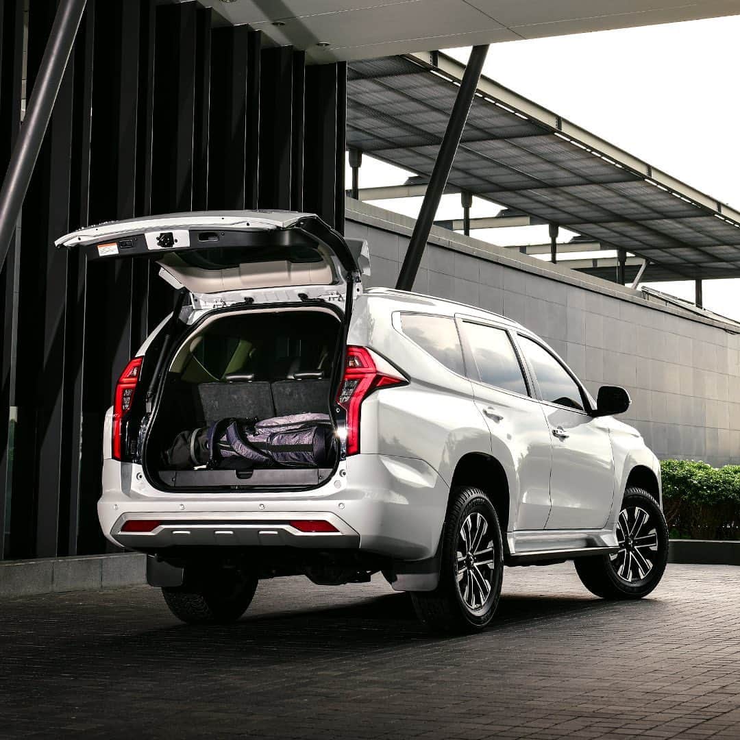 Mitsubishi Motors Thailandのインスタグラム：「Mitsubishi Pajero Sport เบาะหลังสามารถปรับพับได้แบนราบ เพิ่มพื้นที่เก็บสัมภาระให้มากกว่าเดิม พร้อมตอบรับทุกด้านของการใช้ชีวิต   #MitsubishiMotorsThailand #MitsubishiMotors #NewPajeroSport #ความสำเร็จที่เป็นคุณ」