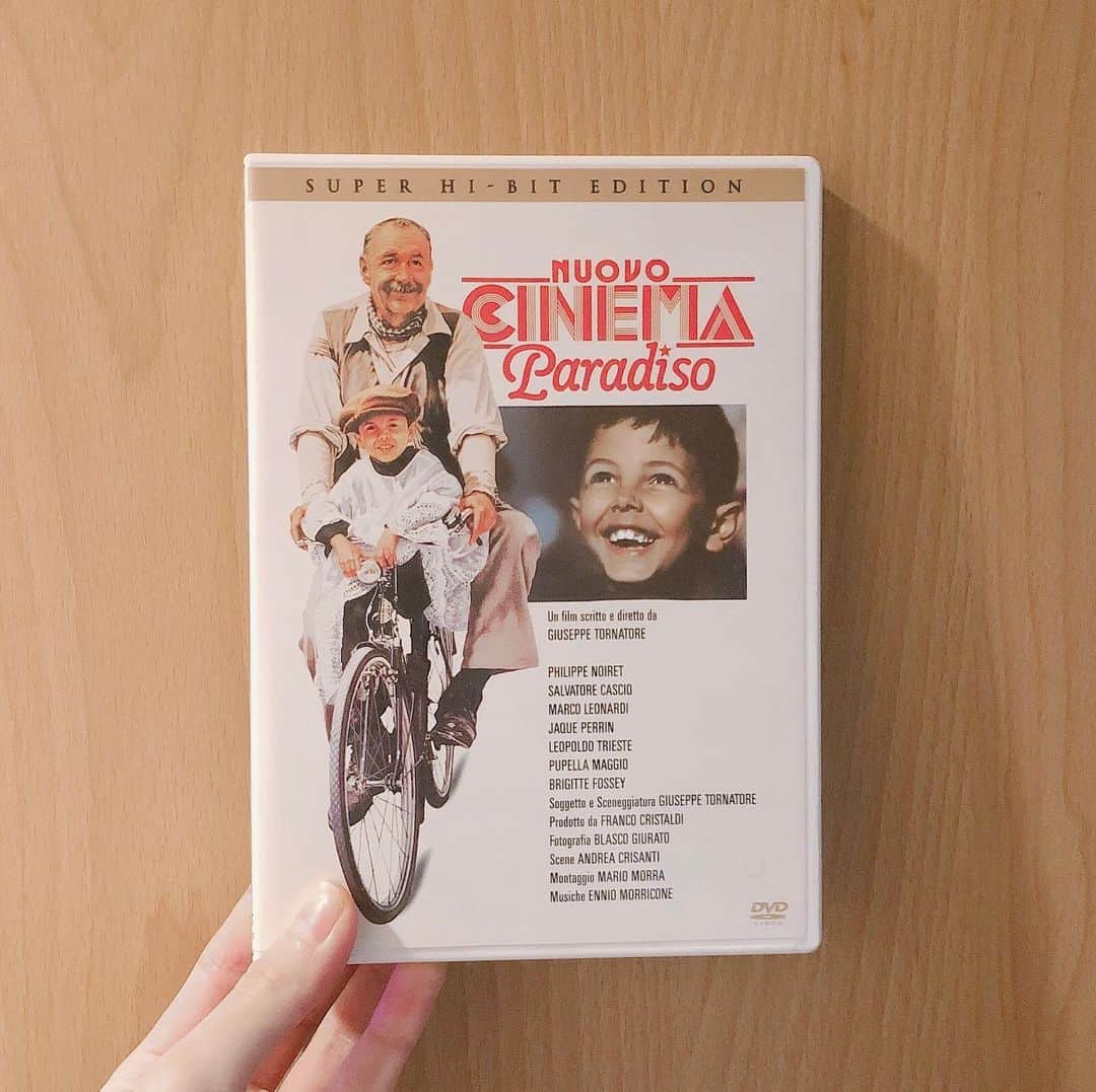 佐々木ありさのインスタグラム：「・ 新年初映画は『Nuovo Cinema Paradiso』🎬🇮🇹🇫🇷 2021年も沢山映画を観よう。 ハイライトもちゃんと作るんだ！ よし！最高のスタートになりましたとさ！ #nouvocinemaparadiso  #giuseppetornatore  #philippenoiret  #salvatorecascio」