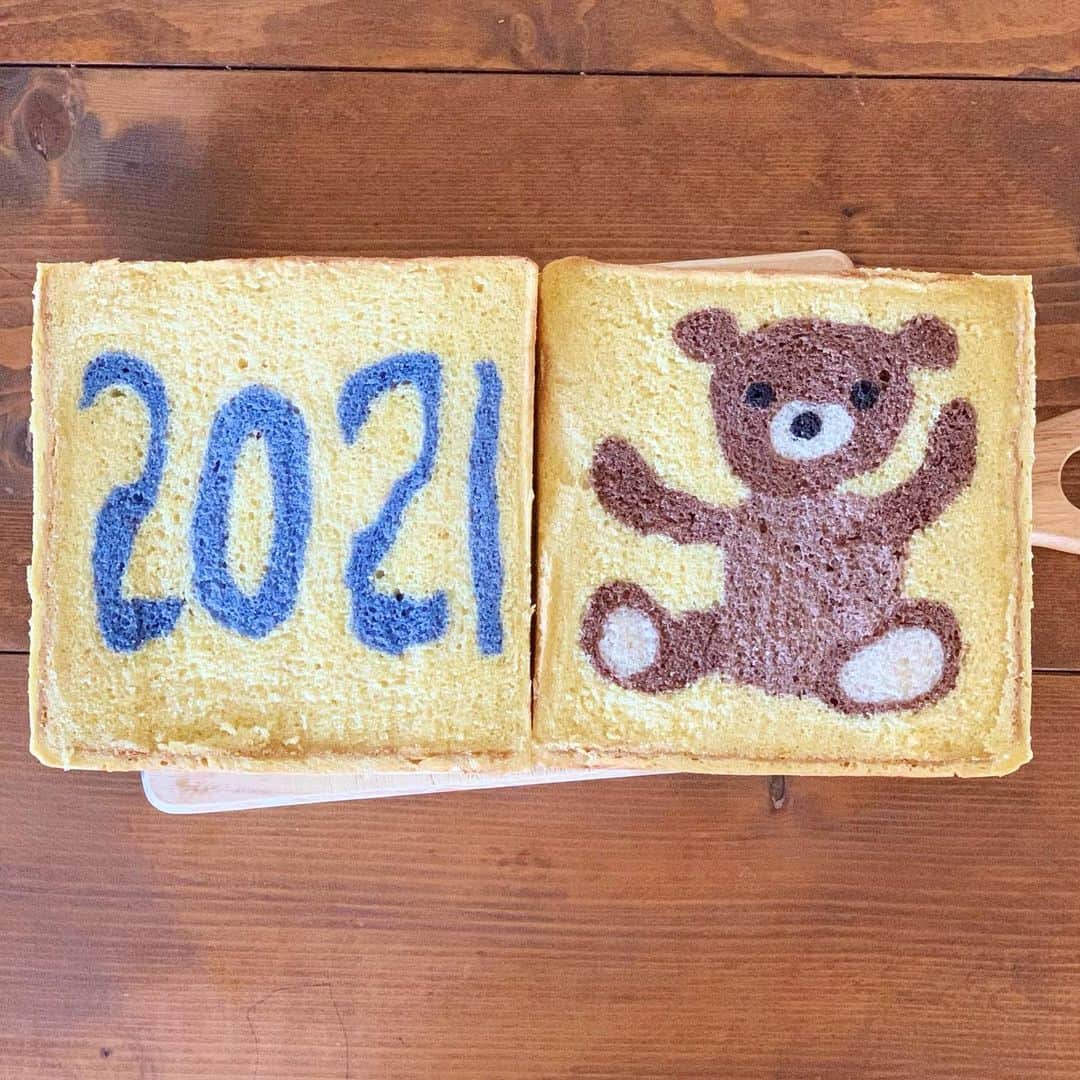 のインスタグラム：「. . Happy New Year 2021✨ . . 今年も たーくさんのイラストパン作りますよー🧡 わくわく！ . . . . #bread #baker #bakery #breakfast #kawaii #kawaiifood #teddybear #bear #2021 #loafbread #sandwich #foodart #yummy #パン #手作りパン #新年 #あけましておめでとうございます #食パン #キャラパン #動物パン #キャラ弁 #おうち時間 #こどものいる暮らし #イラストパン #年賀状 #konelのくまパン #パン教室 #konel #happynewyear #🧸」