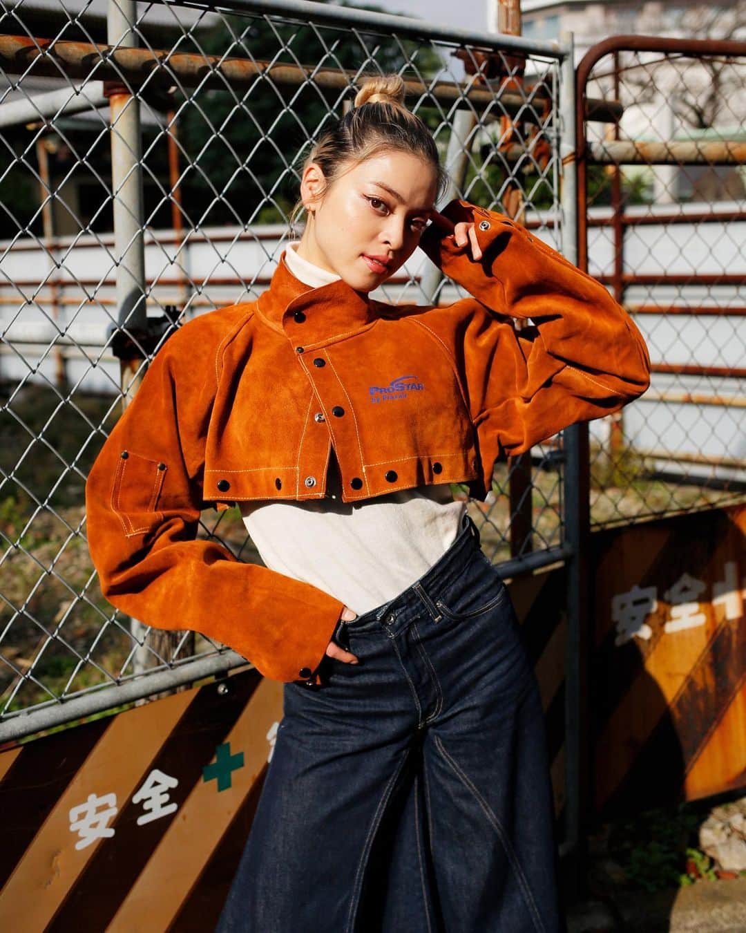 のインスタグラム：「TOKYO STREET STYLE⁣⁣ ⁣ Name: @monicaalien  Occupation: Model Top: #UNIQLO Pants: #Levis #streetstyle#droptokyo#tokyo#japan#streetscene#streetfashion#streetwear#streetculture#fashion#ストリートファッション#コーディネート ⁣⁣ Photography: @abeasamidesu」