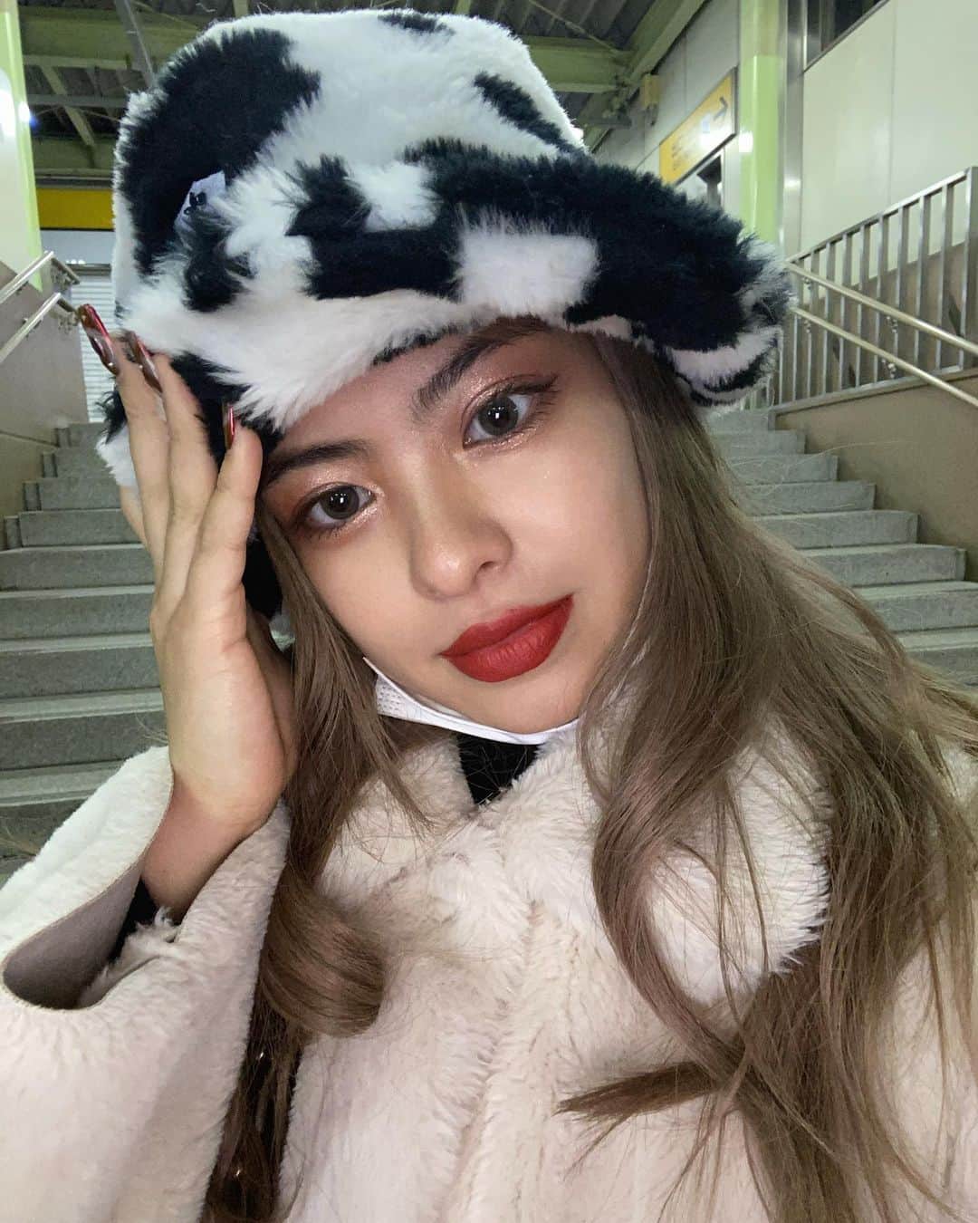 のインスタグラム：「丑年だから牛柄のファーハットで年越しした🐄🎍❤️ @henza_official」