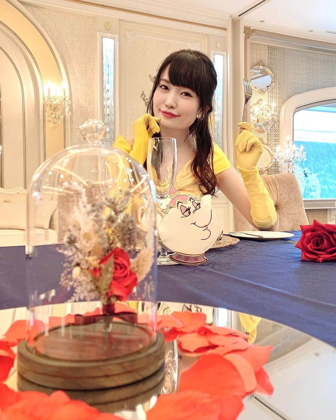 のインスタグラム：「💛🥀💛﻿ ﻿ ひとりぼっちの晩餐会💛👸🥀🦁💙﻿ ﻿ ﻿ 美女と野獣の物語のシーンにぴったりな﻿ 素敵な会場で感激だったなぁ✨﻿ ﻿ 最後には動画もあるから見てね❤️🎥﻿ ﻿ ﻿ #ベルコーデ#美女と野獣#舞浜ユーラシア#ベルドレス#結婚式場#披露宴会場#ひとりぼっちの晩餐会#tokyodisneyresort#beautyandbeast」