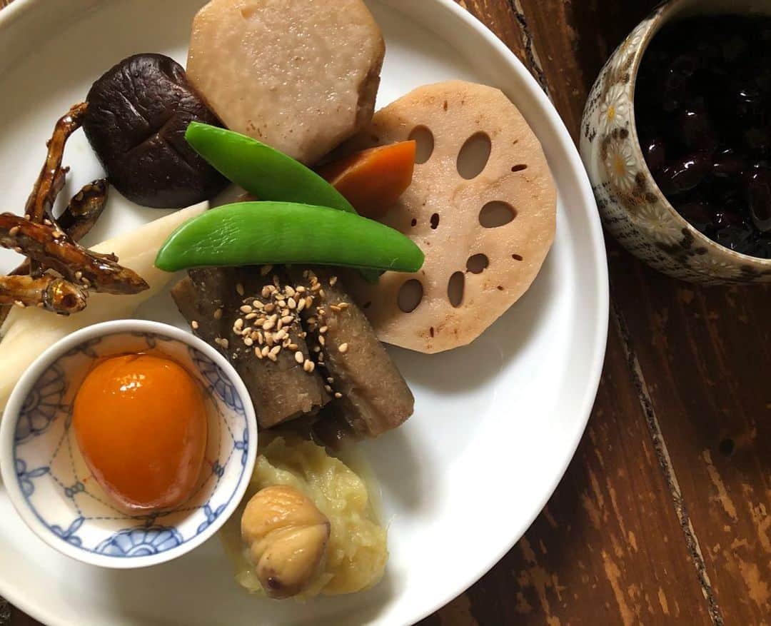 のインスタグラム：「Day 2. leftover 😜  今年はお節は無しだな、と思ってたのだけど、何となく作ってしまったのは、煮しめ、黒豆、ごまめ、きんとん、金柑と言う家族が好きなラインナップのみ。 飾り切りも人参数個でギブアップ😂  一つだけ、クリスマスから続いてテーマだったのは、滋味ある癒されるものを食べたいと、それだけ。 クリスマスにはヒルデガルトのハーブとヒーリング野菜をチキンと煮込んだスープを。 お節では、ゴボウを梅干しと昆布だけで半日以上煮込んだものを隠れたメインにしました。 砂糖か？てくらいあまーくなったゴボウはリンパや血液を浄化し、精根をつけてくれる。ほぼ薬だな、的な存在。 たっぷりの炒りごまとともに。 パソコン仕事の多い現代、電磁波で弱った体に沁みること間違いなしの逸品です。  シンプルを極めた、しかし押さえるとこはおさえた的な正月🎍 楽だし、満足だし悪くない。 でも来年はエビとかいくらとか？縁起物満載のすごいやつもやらかしてみたいな、と皆さんの投稿を見て思った次第😅😍  それにしたって、お節てやっぱり、なんかいいなぁ。年取ったから？なんかいろんな意味美味しいなぁ。海外にいるから？ 楽したい、めんどくさい。だけどなんかやらねば、やりましょうぞ！と微妙な葛藤をしながらつくるのがお節料理😂  節目節目の行事て、楽しいだけじゃないよね？ちょい頑張るとこあるよね？でも、やったあとはやってよかったて思うよね。 なんか山登りみたいだよね？ってわたしだけ？😅  #japanese #tradition #food #healingfoods #osechi #homemade #asianfood #family #newyear #berlin #おせち #簡単 #シンプル #滋養 #正月 #家庭料理 #ベルリン」