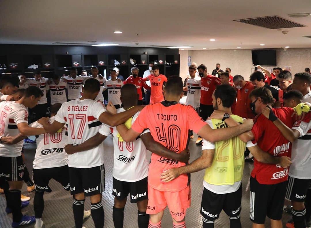 São Paulo FCさんのインスタグラム写真 - (São Paulo FCInstagram)「Assim seguimos: unidos também em 2021!  #VamosSãoPaulo 🇾🇪  Rubens Chiri / saopaulofc.net」1月2日 22時17分 - saopaulofc