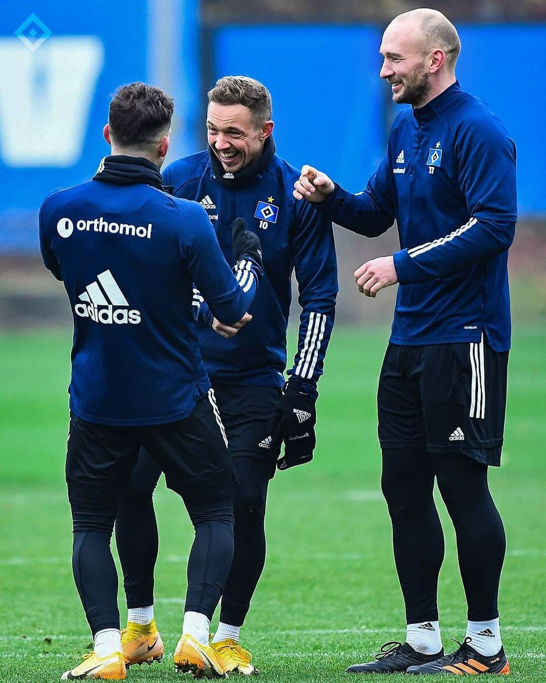 ハンブルガーSVさんのインスタグラム写真 - (ハンブルガーSVInstagram)「Wenn du und deine Bros einfach richtig Bock auf das erste Pflichtspiel des Jahres haben ⚽️😃 Auf geht’s, Hamburg!   #nurderHSV #Abschlusstraining #Vorfreude #HSVSSV  📸 @witters_sportfotografie」1月2日 22時19分 - hsv