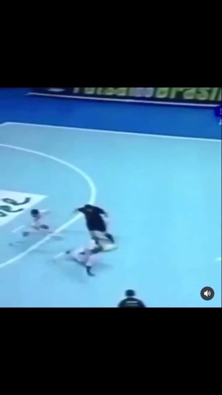 アレッサンドロ・ローザ・ヴィエイラのインスタグラム：「Lembrando a final da “Liga futsal” 2007- ✅👍🏻👑  E aí, o que achou?」