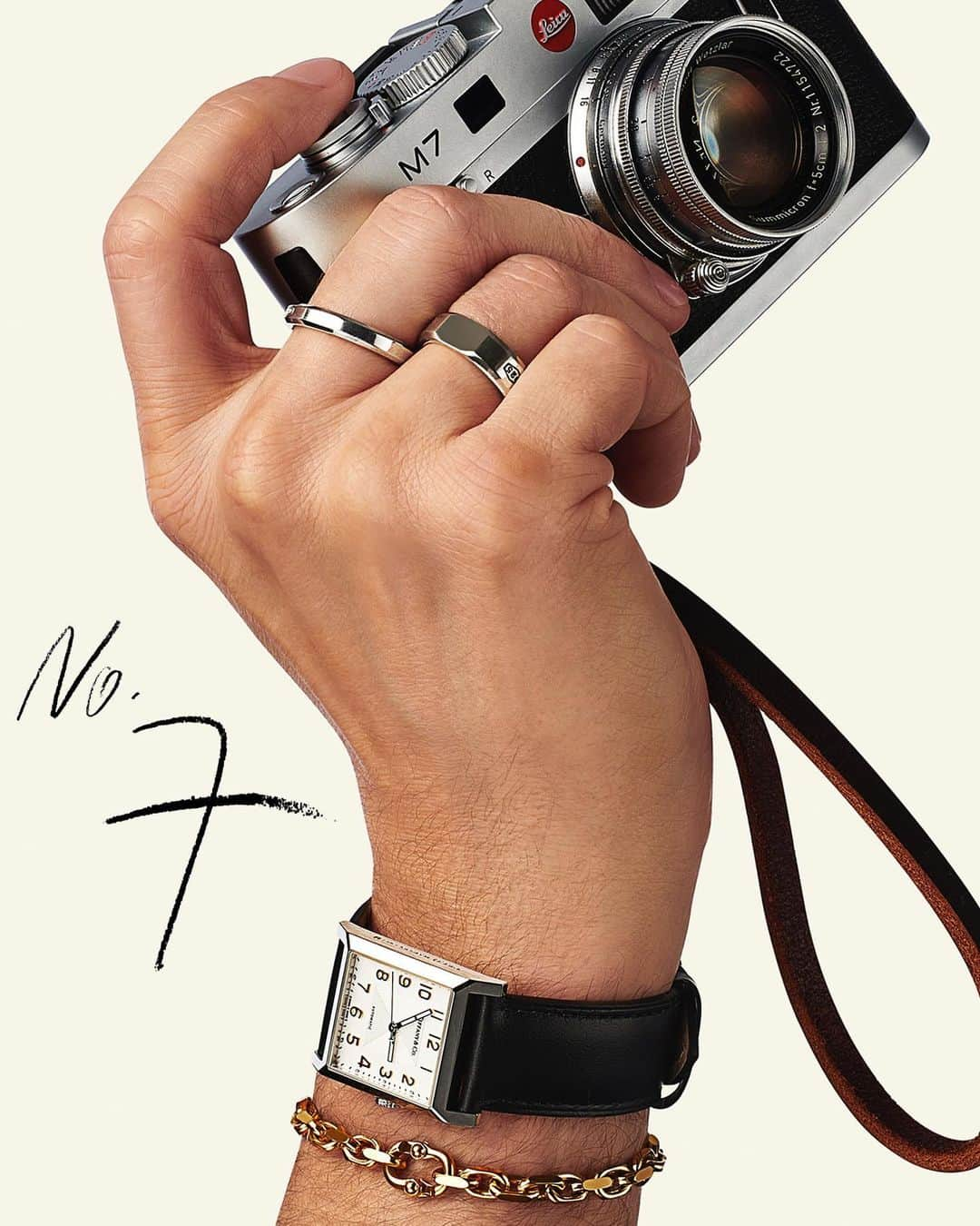 ティファニーさんのインスタグラム写真 - (ティファニーInstagram)「Resolution No. 7: Capture the moment. There’s more than one way to look snappy. Tap to shop. #TiffanyResolutions #TiffanyAndCo」1月2日 22時27分 - tiffanyandco