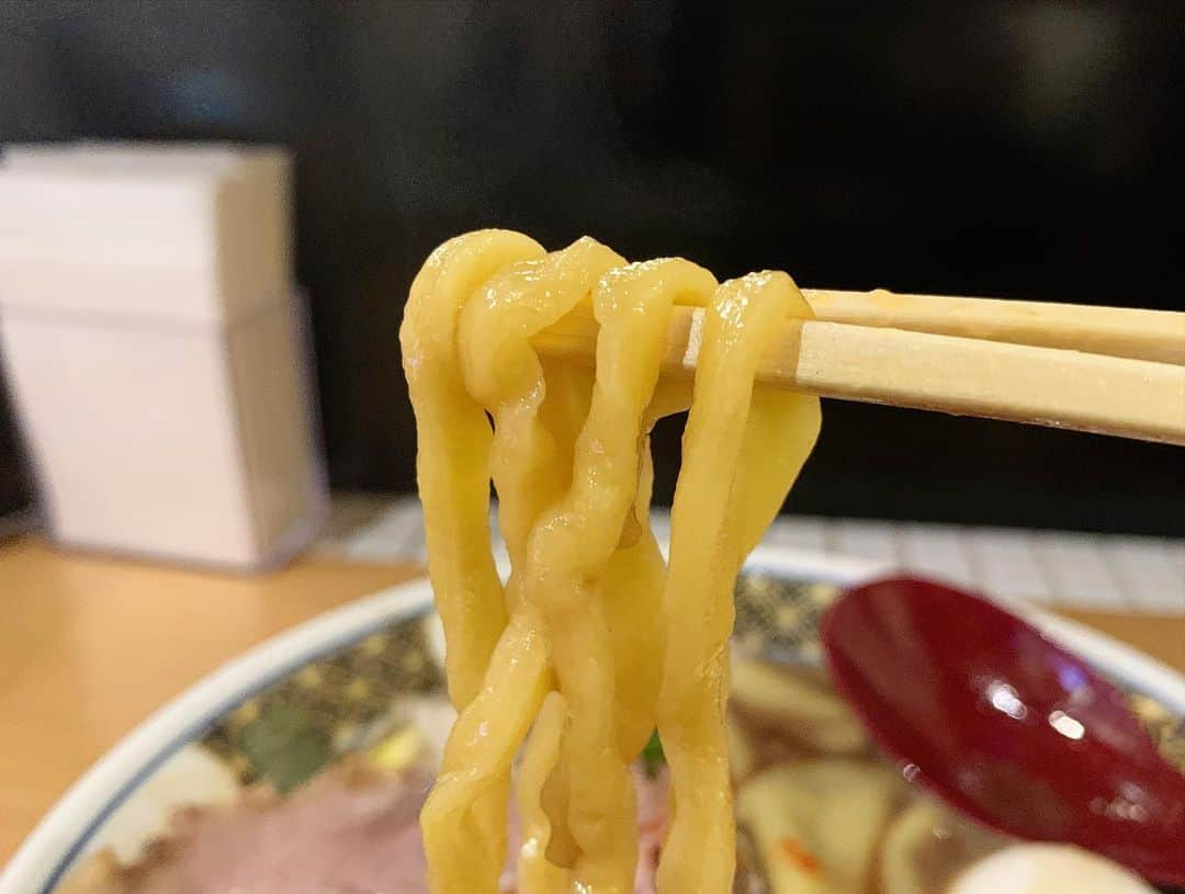 SUSURUさんのインスタグラム写真 - (SUSURUInstagram)「すごい煮干ラーメン凪 新宿ゴールデン街別館 すごい煮干ラーメン味玉 毎日ラーメン者としては年末年始もやってる凪さん、とてもありがたいです。 濃厚かつさっぱりとした味わいの煮干スープが疲れた身体に染み渡ります🍥 モッチリ食感の縮れ中太麺ともしっかり絡み、高いレベルで安定した一杯です🍜 #susuru_tv #すごい煮干ラーメン凪新宿ゴールデン街店別館 #凪 #新宿 #歌舞伎町 #東京 #すごい煮干ラーメン味玉 #うまい  #ラーメン #らーめん #ramen #ラーメン部 #ramennoodles #毎日ラーメン生活 #麺スタグラム #japaneseramen #japanramen #foodstagram #foodie #noodles #instanoodle #instaramen #instafood #susururecommended #新宿ラーメン #歌舞伎町ラーメン #煮干ラーメン」1月2日 22時28分 - susuru_tv