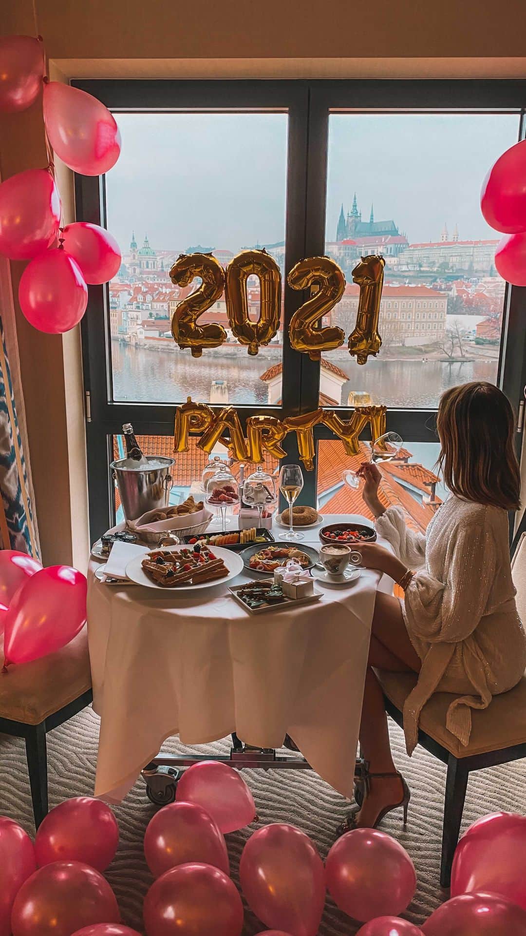 バーボラ・コディトヴァのインスタグラム：「Stepping into 2021 like... 🎉🎈🥂 at @fsprague #FSFestive #FSPrague」