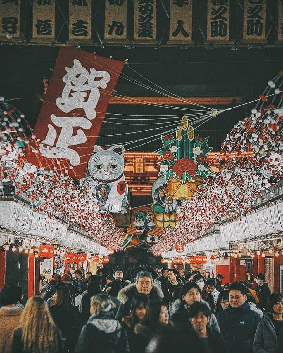 Berlin Tokyoさんのインスタグラム写真 - (Berlin TokyoInstagram)「Many people go to shrines and temples to make wishes for the coming year. New Year's Day is a very important day for Japanese people. . . * These photos were taken last year. . . #hellofrom sensoji, #tokyo , #japan」1月2日 22時31分 - tokio_kid