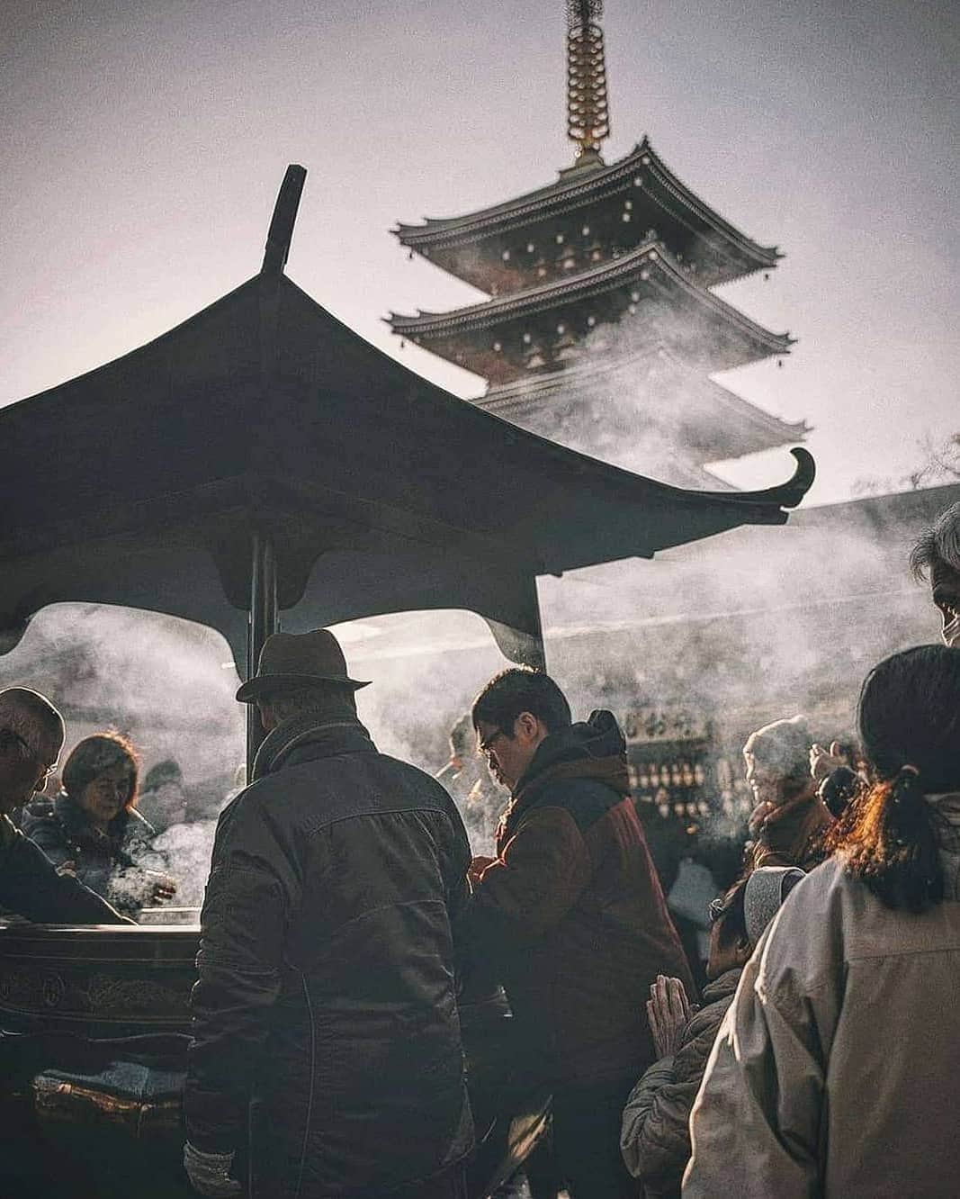 Berlin Tokyoさんのインスタグラム写真 - (Berlin TokyoInstagram)「Many people go to shrines and temples to make wishes for the coming year. New Year's Day is a very important day for Japanese people. . . * These photos were taken last year. . . #hellofrom sensoji, #tokyo , #japan」1月2日 22時31分 - tokio_kid