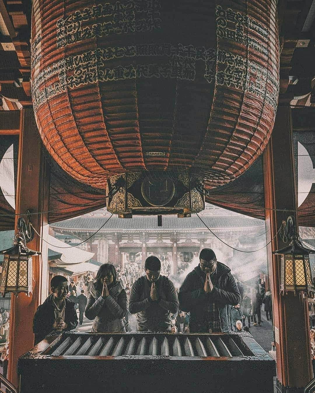Berlin Tokyoのインスタグラム：「Many people go to shrines and temples to make wishes for the coming year. New Year's Day is a very important day for Japanese people. . . * These photos were taken last year. . . #hellofrom sensoji, #tokyo , #japan」