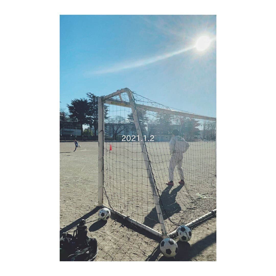 笹峯愛さんのインスタグラム写真 - (笹峯愛Instagram)「初蹴り。  納得するシュートまで 頑張るデデ。  偉いけど、正直、面倒。 #蹴り始め #サッカー少年」1月2日 22時37分 - mineco.m