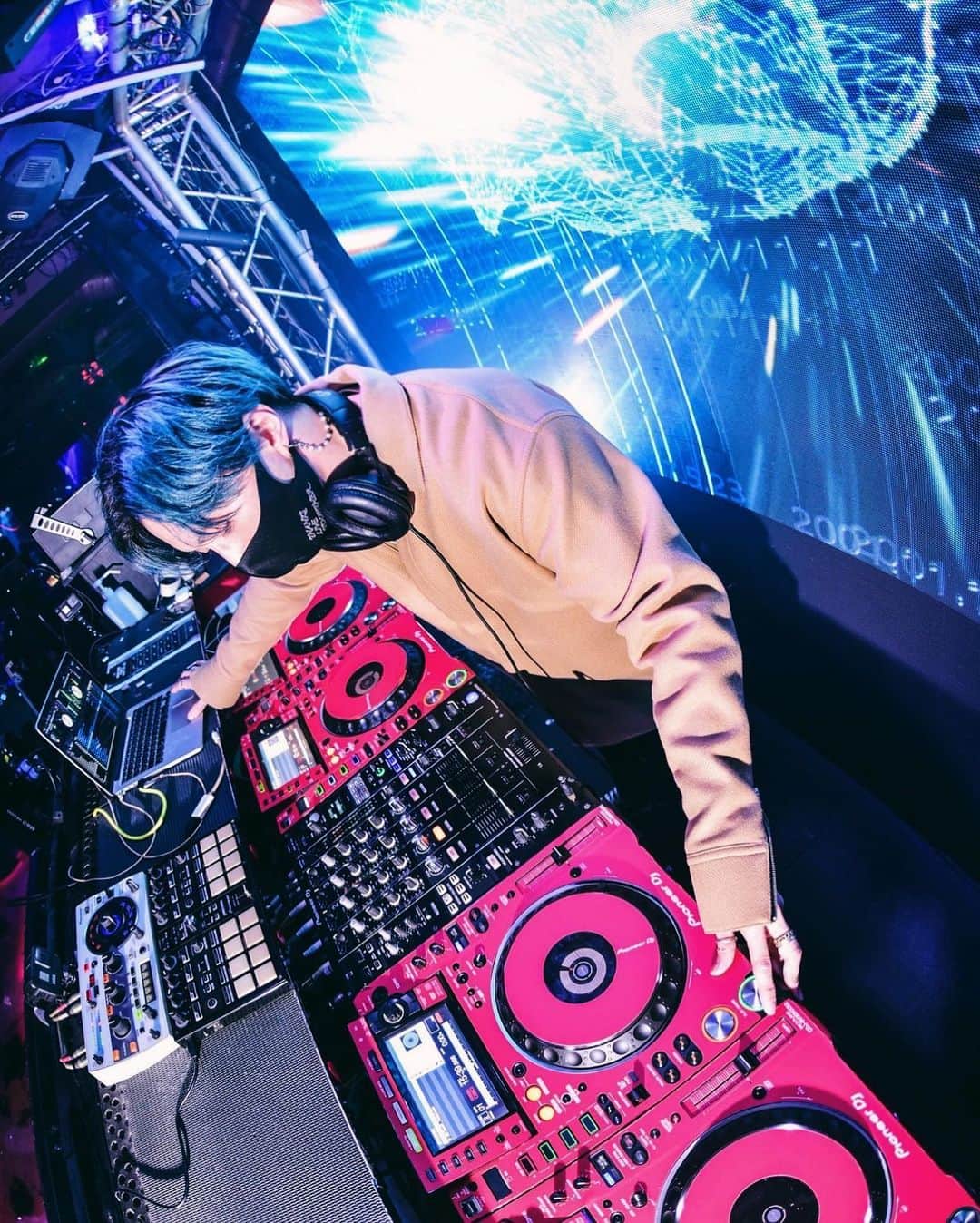 DJ FUMIのインスタグラム：「青と赤」