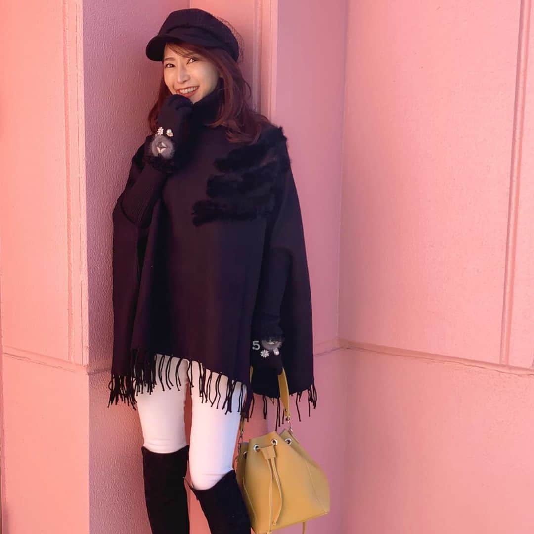 Yumiko Obaさんのインスタグラム写真 - (Yumiko ObaInstagram)「stylepointではこの秋冬、悩んで悩んで悩んだ結果、防寒❄️バッチリ‼️の冬コートやボリュームたっぷりのファーコートの取り扱いをしませんでした。 リサーチ結果としても、わたし自身も一向に状況の良くならないコロナ禍で、冬用のコートを選ぶ気分になれないまま年越しとなりました。 これで本当によかったのか、未だに答えは出ていません。 * * 厚手のコートは扱いませんが、春に向けてお手軽なコートがあったらセレクトしたいなと思っておりますので良かったら覗いてみてください💖 * * オシャレ度💯❣️ ファー付きポンチョはまさにいま、気軽に着られるアウターです。 * * * * * ____________________________________________________💐 ❤︎stylepoint❤︎ 即納品、SALE品のみでご購入下さると 即日発送🔜🔜🔜🛒🛍📦🏠 * * 予約商品と一緒にご購入されますと、予約商品が揃ってからの発送になります⚠️⚠️⚠️ * * 別発送をご希望の場合はこちら💁‍♀️ ⬇️ ⬇️ info＠stylepoint.jp お気軽にお問い合わせください☺️💖 ____________________________________________________💐 * * * * * ____________________________________________________💐 🛍postへのタグ付けからshop NOW🛒❣️ ✈︎✈︎✈︎商品ページにすぐに飛べるようになっています。 プロフィールにはshopへのリンクがございます🌟 💌お問い合わせはメールにてinfo@stylepoint.jp ____________________________________________________💐  #大人コーディネート #大人コーデ #大人女子 #大人ファッション #大人カジュアル #大人カジュアルコーデ #大人女子コーデ #ファッション #コーディネート #今日のコーデ #本日のコーデ  #ポンチョ #ニットポンチョ #ロングブーツ #冬コーデ #冬コーディネート #冬のコーデ #初売り #初売りセール  #アラフォーコーデ #アラフォー #アラフィフ #アラフィフコーデ #アラフォーファッション #綺麗めコーデ  #セレクトショップ  https://stylepoint.jp」1月2日 22時43分 - stylepoint_jp