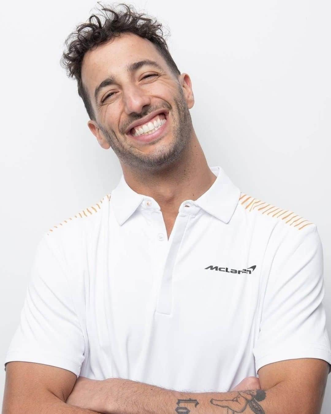 F1さんのインスタグラム写真 - (F1Instagram)「New year, new look, same smile 😄🟠  📸 x @danielricciardo  #Ricciardo #McLaren #F1 #Formula1 @mclaren」1月2日 22時43分 - f1