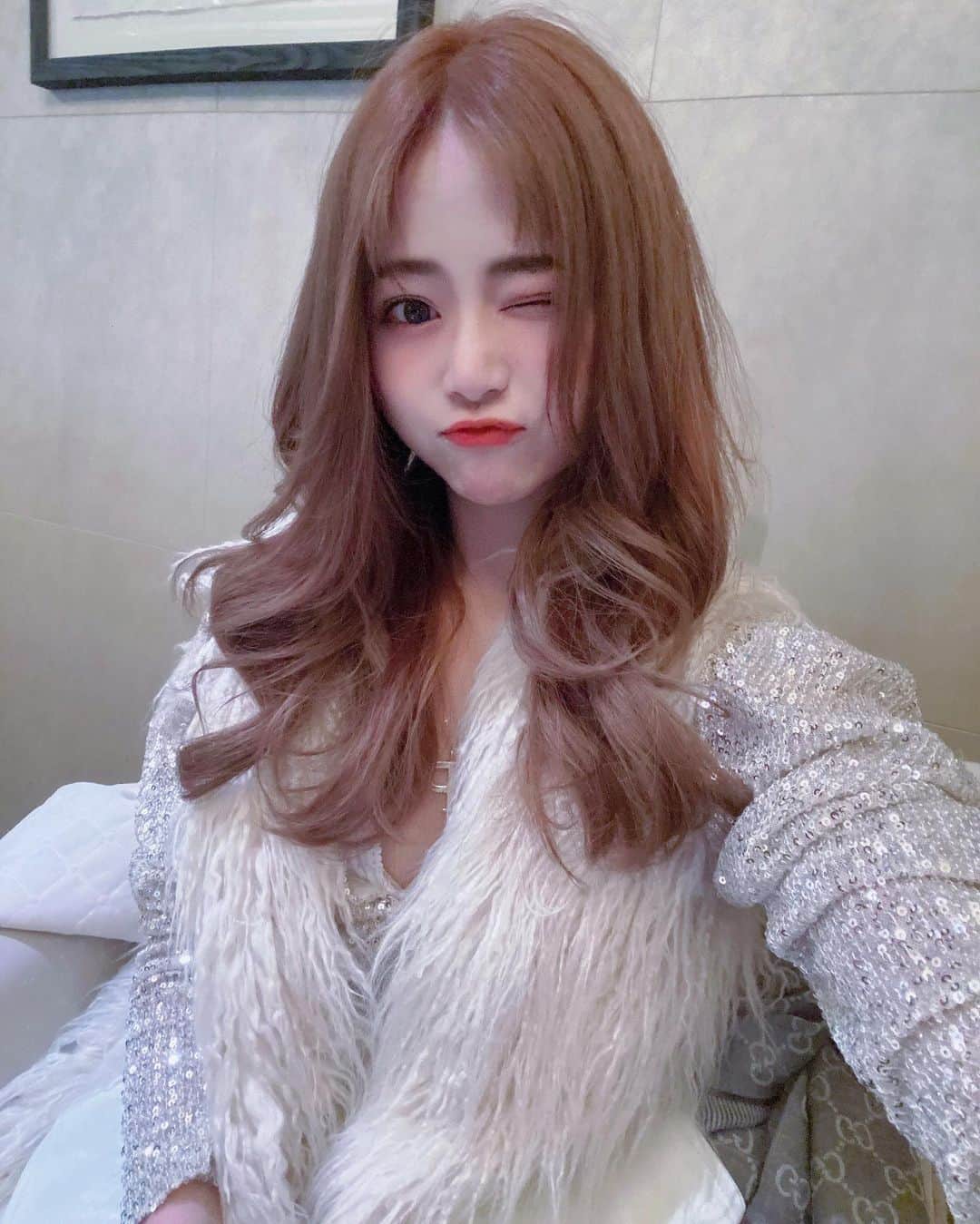 徐薇涵（Wei Han Xu）のインスタグラム：「新氣象新髮色🥰 每次都是隨意的任波操作 果然很滿意呢 一直怕淺色會顯黃 沒想到ㄧ染完反而亮了許多 揮別20的沈重👋🏻」