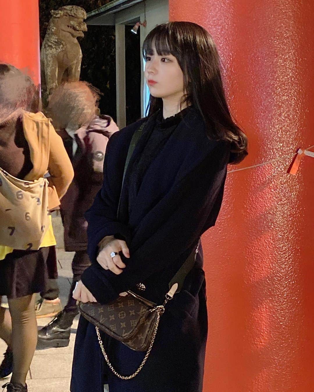 高田もものインスタグラム：「. 江ノ島に初詣にいきました . コートとバックはお母さんのです🙆‍♀️ . このコートはとてもお気に入りなのでもうほぼもものものです🧥 . かしこ . #高田もも #かしこってなに #かしこ #あいどる #アイドル #idol #japaneseidol #かみやど #ひらがなかみやど #instagood #instagram #江ノ島 #初詣 #コート #江ノ島神社 #ミスid2021 #ミスid」