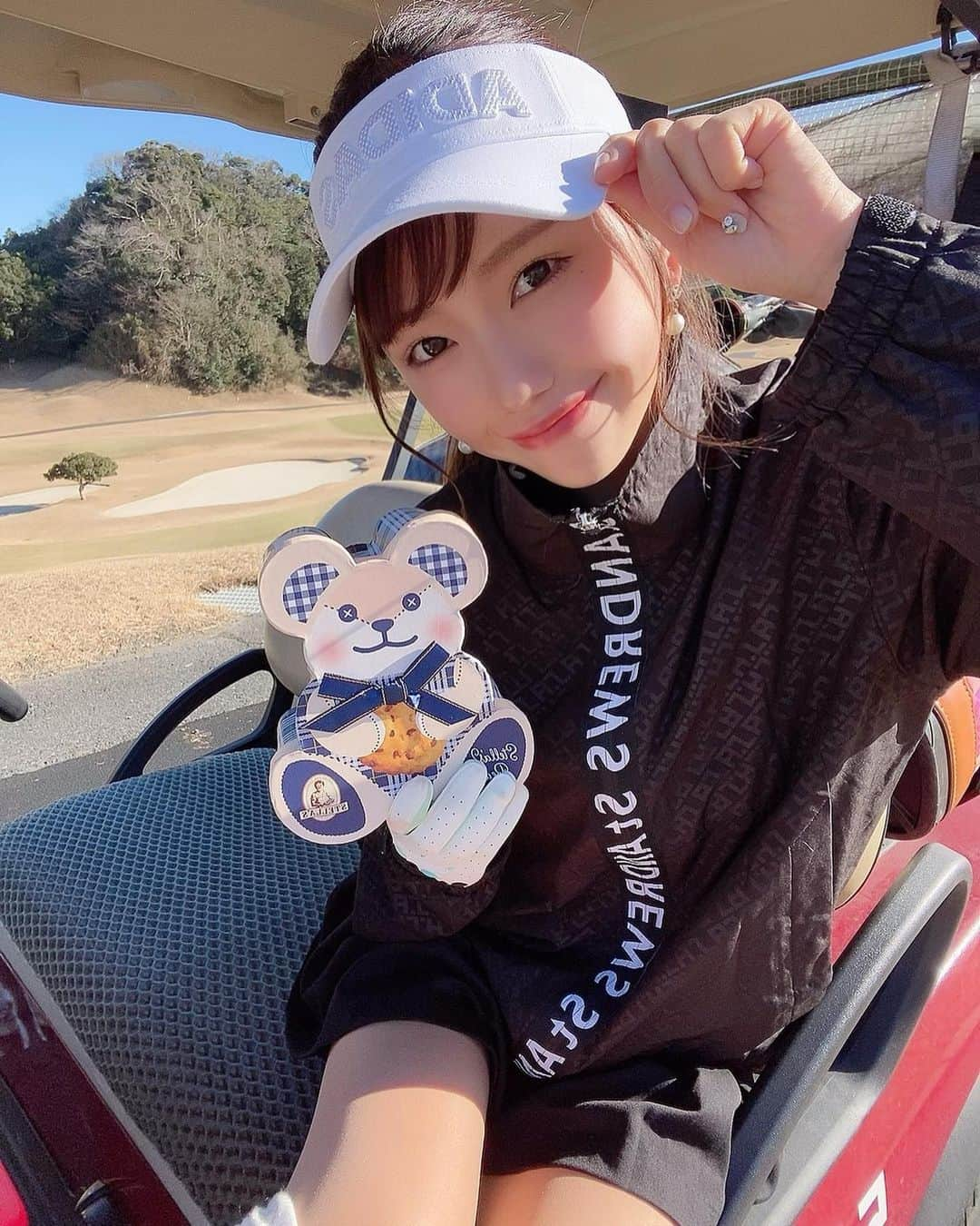 らんたろーのインスタグラム：「🧸🎍あけましておめでとうございます🎍⭐  今年も沢山よろしくお願い致します*( ᐛ )و🎀  私の初打ちは1月2日でした(*•̀ᴗ•́*)و ̑̑ 大好きな森永高滝CC💙 張り切って行ったのになんとスコアは びっくらぽんの112だった🤣🤣❤笑  ここから上がっていくだけだから いいってゆーことで🥴🌈✨笑  ゴルフ場のスタッフさんに、 『(あけまして)おめでとうございます🎍㊗️❗️』 ってゆわれて 『あ！ありがとうございます❗️』 ってゆってしまった🥲🥲恥ずかしかったー☺️  質問でスコアが悪い時の気持ちの切り替え どうしてますか？って よく聞かれますが私は、  前半すごく悪かったとしたら 後半は、スコアじゃなくて パーを2個とる！とかゆう目標を たててそれに挑戦します😊✊🏼✨  最後のホールまで楽しくプレーできたら その日1日はHappyですよね🎶🥰  それにしても最近、調子良かったのに、、 なんか急にスイングの仕方を、忘れたみたいになっちゃった😖なんで、、  皆さんにとって良い一年になりますよーーに‪🎀  #ゴルフ女子 #ゴルフ好きな人と繋がりたい #ゴルフ女子と繋がりたい  #ゴルフ初心者 #ゴルフスイング #ゴルフコーデ #セントアンドリュース #アディダスゴルフ #adidas #ゴルジョモ　#골프여자」